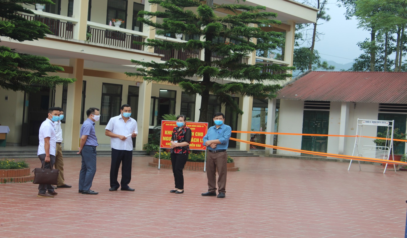 Đoàn kiểm tra công tác phòng chống dịch bệnh COVID-19                                            tại khu cách ly tập trung huyện Quản Bạ.