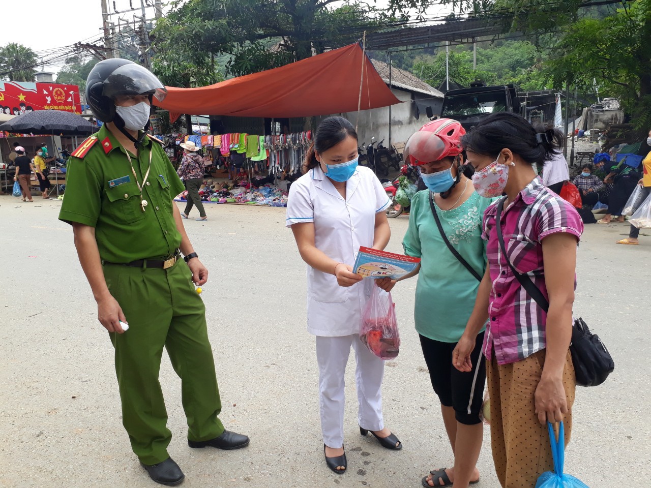 Truyền thông phòng chống dịch bệnh COVID-19 tại chợ phiên xã Kim Ngọc, Bắc Quang