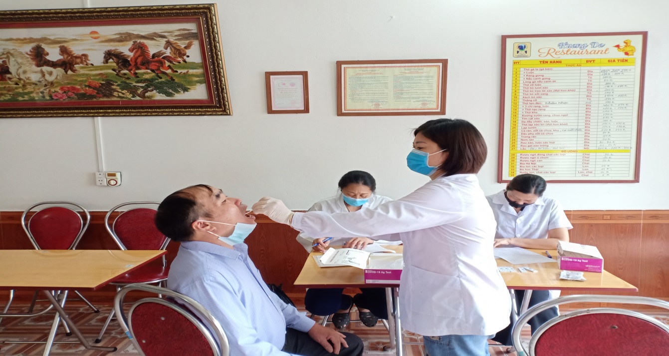 Cán bộ Trung tâm Kiểm soát bệnh tật lấy mẫu và test nhanh sàng lọc SARS-CoV-2                                   tại thị trấn Tam Sơn- Quản Bạ