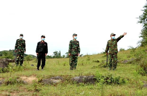 Lực lượng phòng, chống dịch COVID-19 tuần tra kiểm soát tại khu vực Mốc 450 xã Thượng Phùng