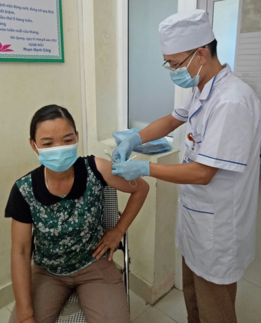 Bắc Quang tổ chức tiêm vắc xin phòng COVID-19 đợt 3 năm 2021