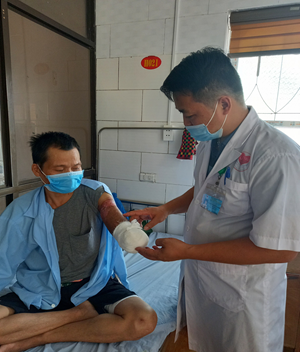 Bệnh viện đa khoa huyện Vị Xuyên cấp cứu thành công người bệnh bị rắn cắn đến muộn