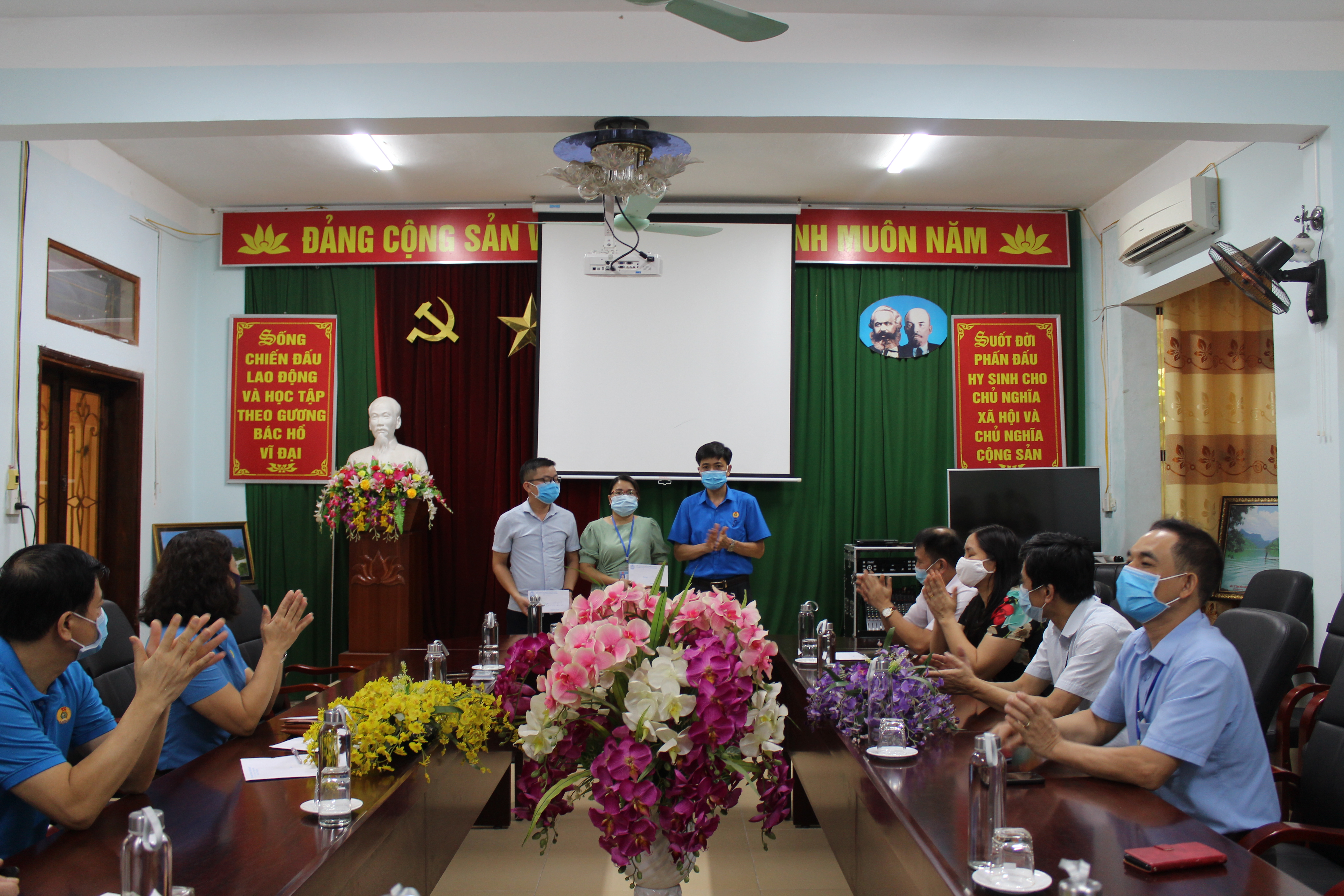 Đồng chí Trần Văn Minh- Phó Chủ tịch Liên đoàn Lao động tỉnh trao quà cho đoàn viên bị ảnh hưởng bởi dịch COVID-19