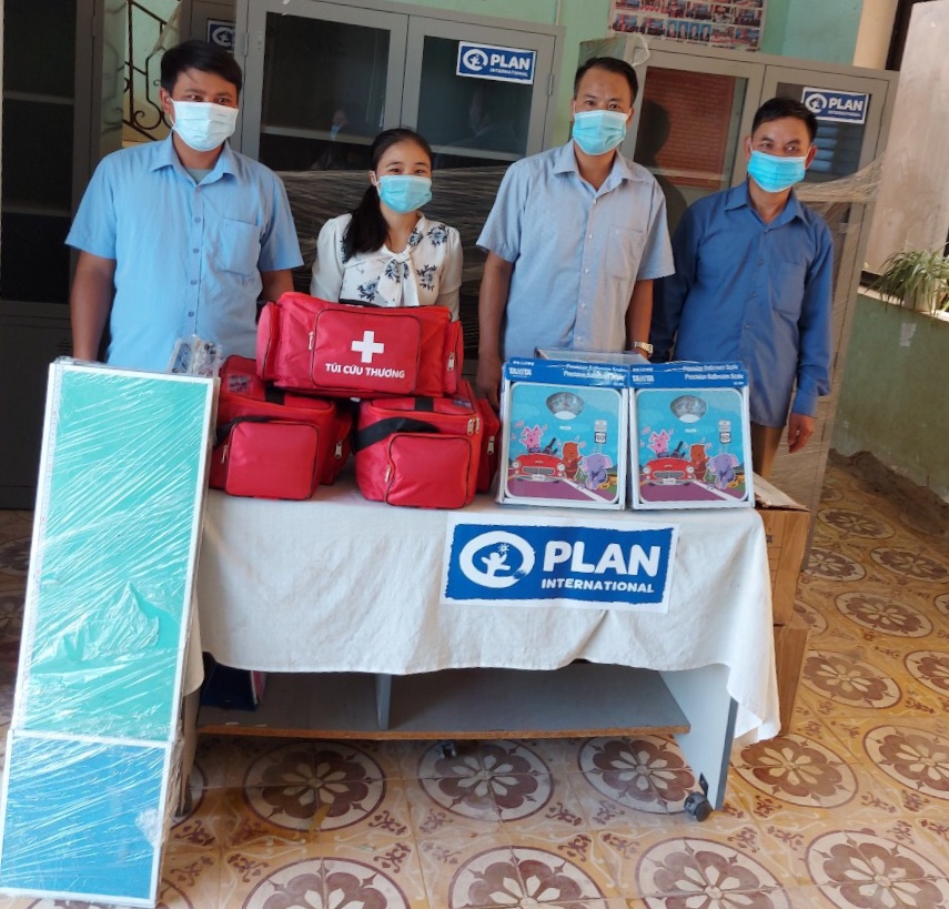Các xã Dự án của huyện Xín Mần tiếp nhận trang thiết bị y tế do Plan tặng