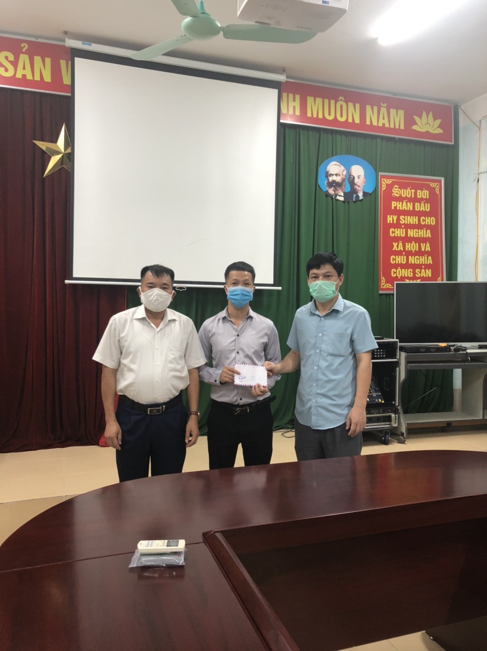 Hội Thày thuốc trẻ Việt Nam ủng hộ hội viên có hoàn cảnh khó khăn