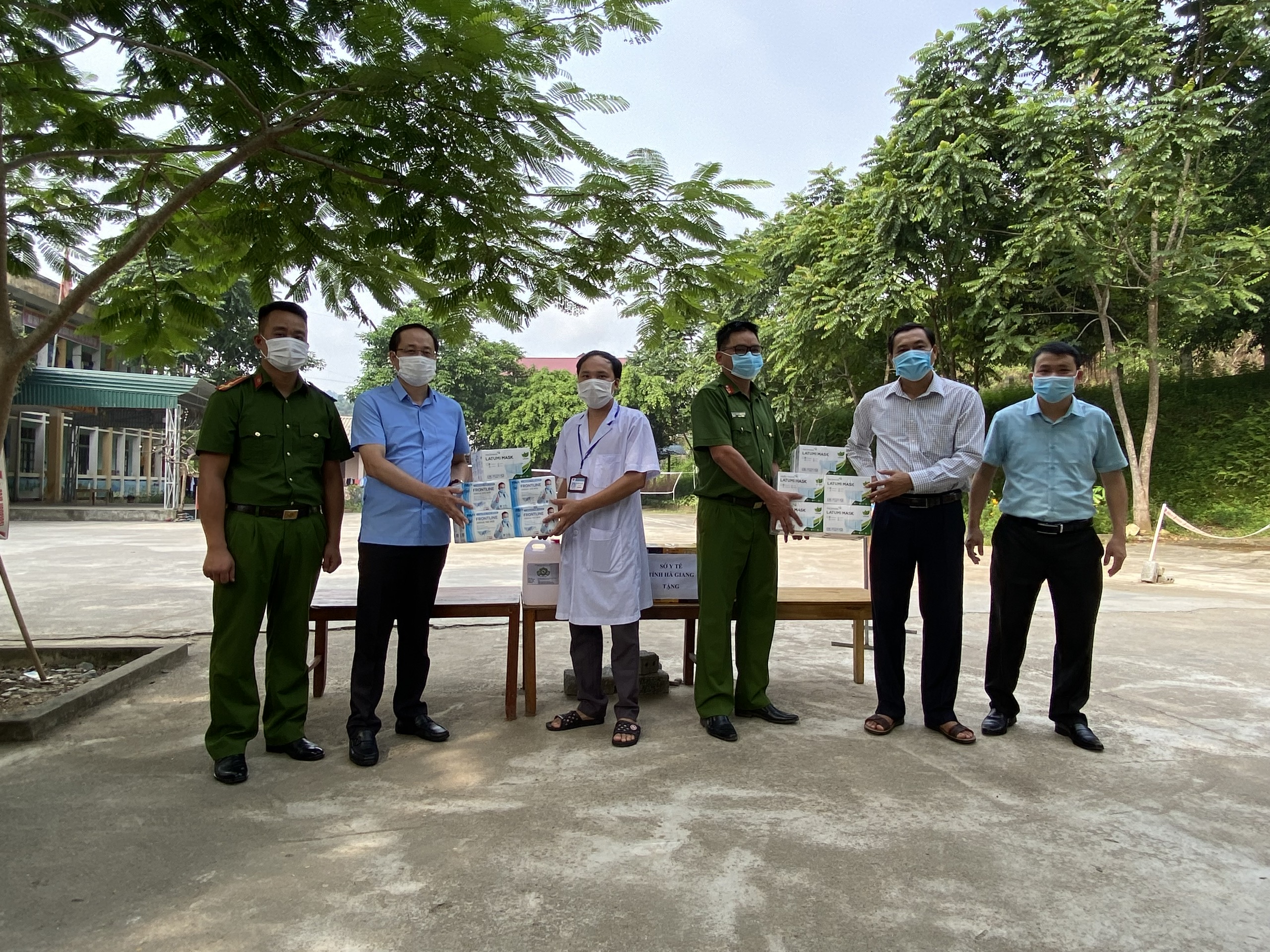 Lãnh đạo Sở Y tế và huyện Bắc Quang kiểm tra công tác phòng chống dịch bệnh COVID-19 tại khu vực cách ly tập trung huyện Bắc Quang