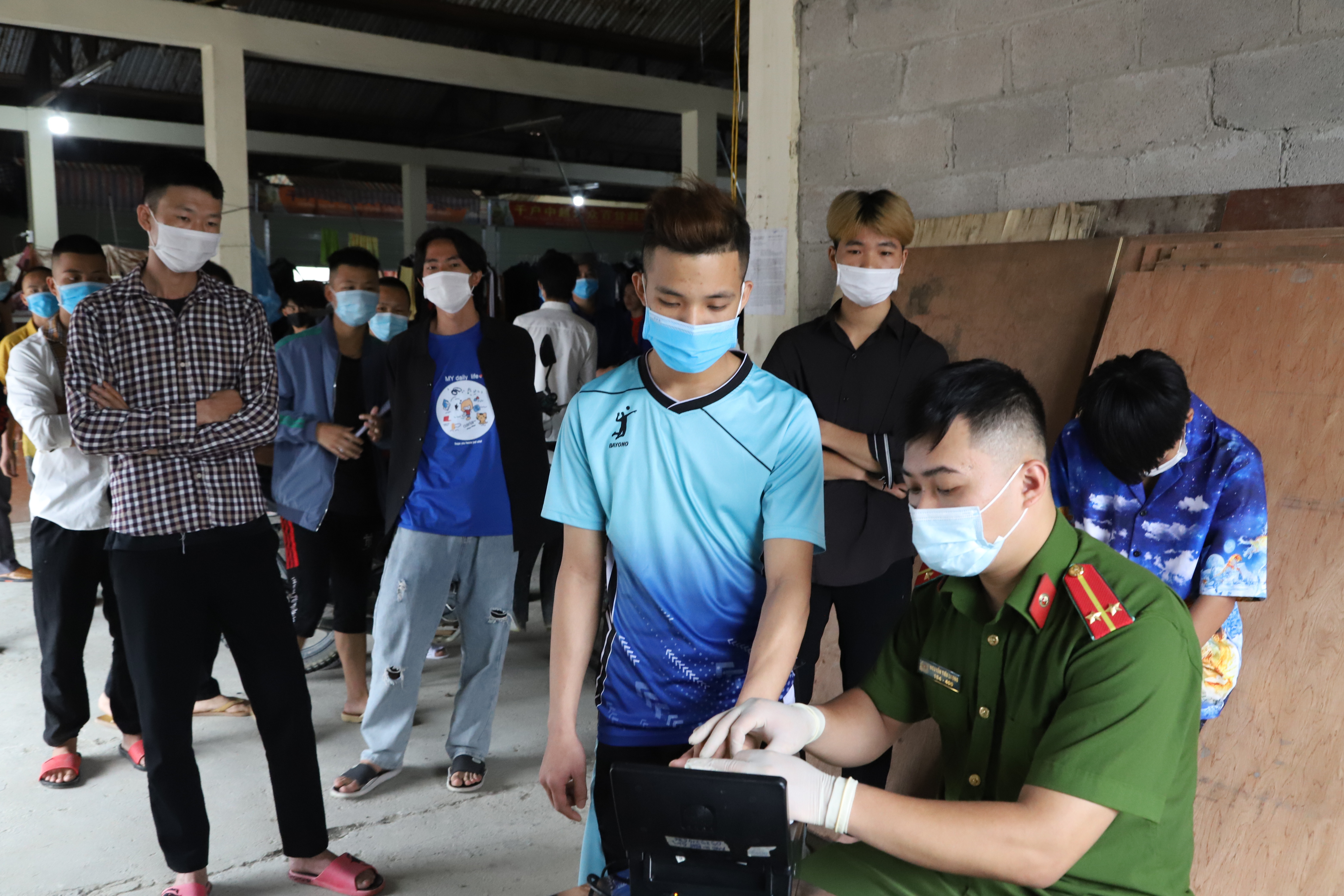 Làm căn cước công dân cho người lao động trở về từ Bắc Giang