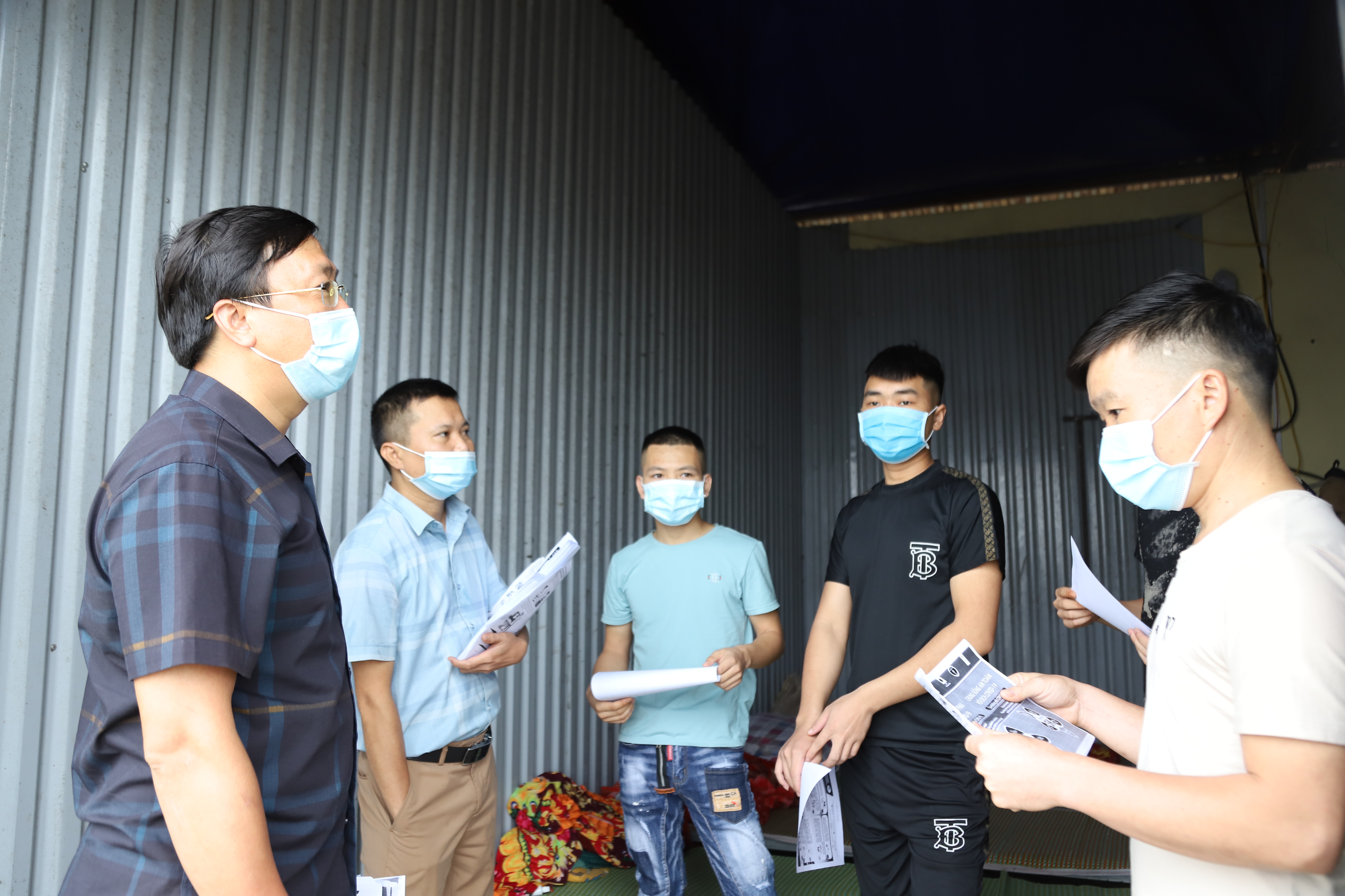 Lãnh đạo Phòng Tư pháp, Trung tâm VHTTDL huyện Mèo Vạc tổ chức tuyên truyền pháp luật cho công dân đang cách ly tập trung tại Chợ Mỏ Phàng xã Thượng Phùng