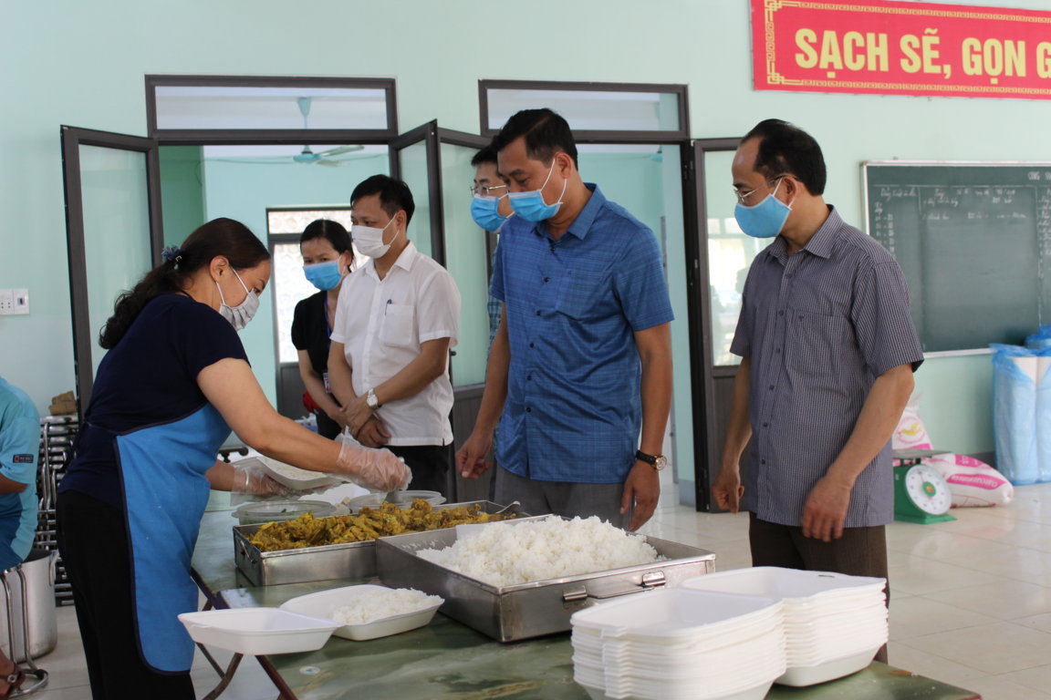 Đồng chí  Nguyễn Văn Giao - Quyền Giám đốc Sở Y tế cùng đoàn công tác kiểm tra về an toàn thực phẩm tại khu cách ly tập trung huyện Đồng Văn