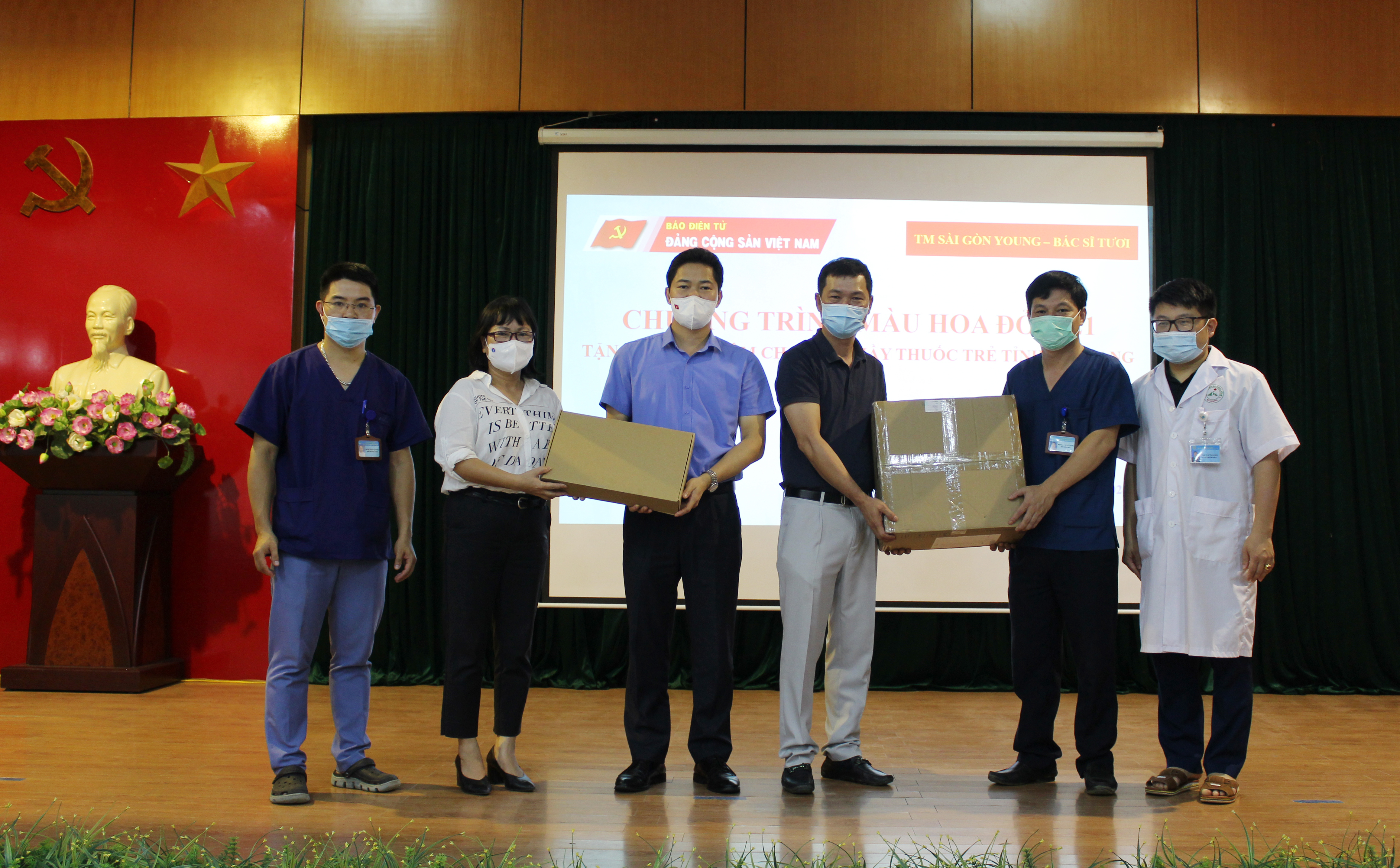 Đồng chí Đỗ Thị Thu Hiên, Phó Tổng biên tập Báo điện tử Đảng Cộng sản Việt Nam trao tặng máy siêu âm xách tay cho Hội Thầy thuốc trẻ tỉnh Hà Giang