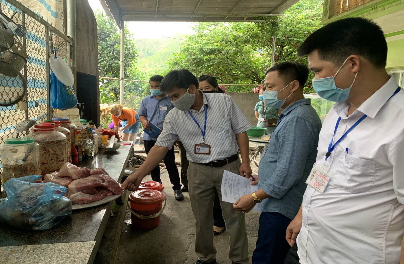 Đ/c Nguyễn Văn Trân, Phó Chi cục trưởng Chi cục An toàn vệ sinh thực phẩm cùng đoàn kiểm tra ATVSTP thực phẩm tại khu cách ly