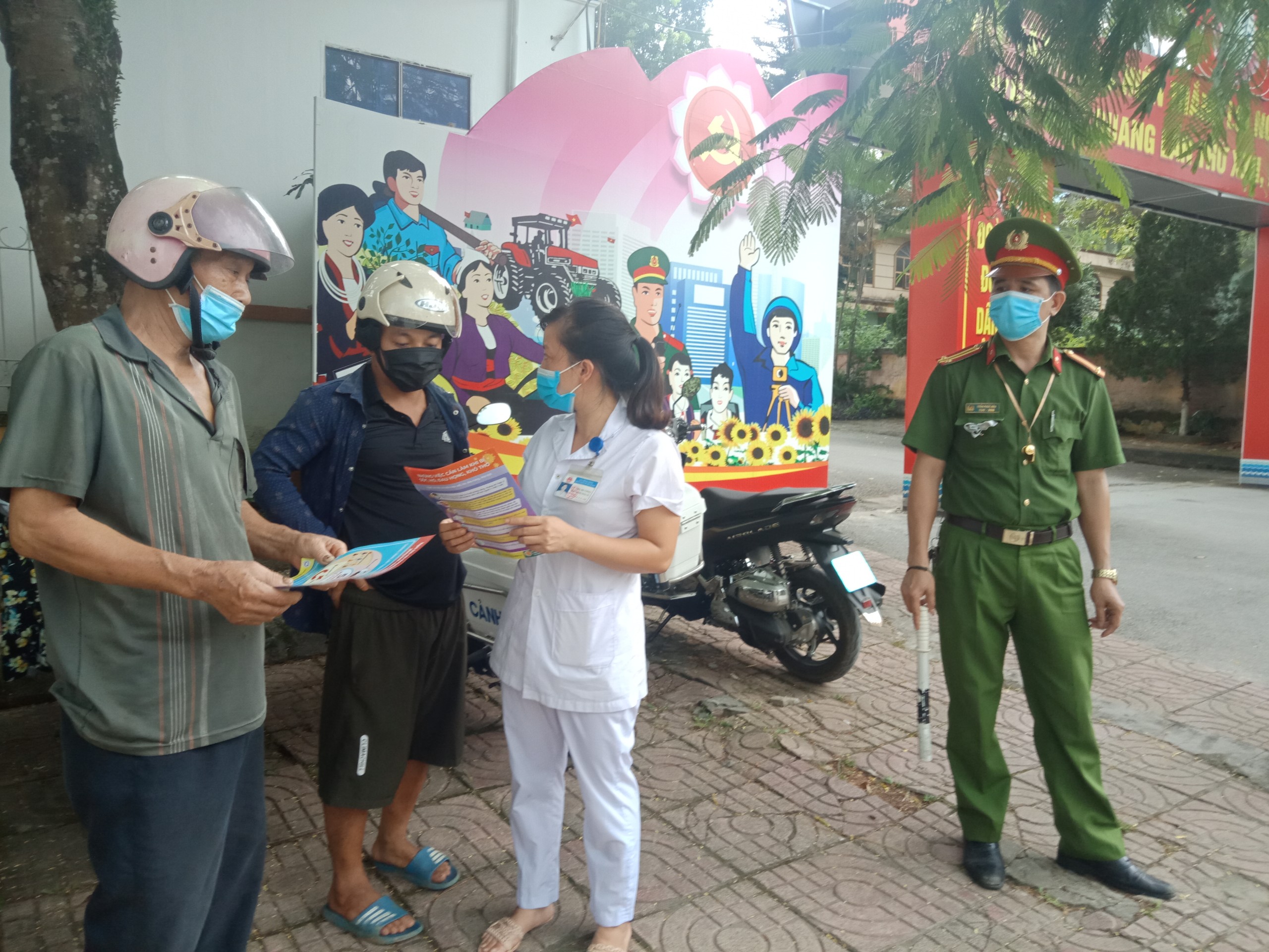 Cán bộ y tế tuyên truyền, phát tờ rơi phòng chống dịch bệnh Covid-19 tại chợ Trung tâm huyện Bắc Quang