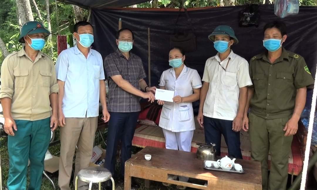Đồng chí Hà Việt Hưng, Bí thư huyện ủy Bắc Quang kiểm tra và tặng quà cho cán bộ trực chốt tại thôn Nậm Mái xã Kim Ngọc