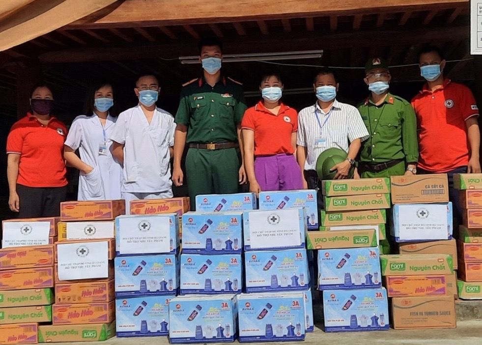 Hội Chữ thập đỏ tỉnh thăm, tặng quà cho tổ công tác tại Chốt kiểm dịch y tế liên ngành Cầu Trì, huyện Bắc Quang, tỉnh Hà Giang