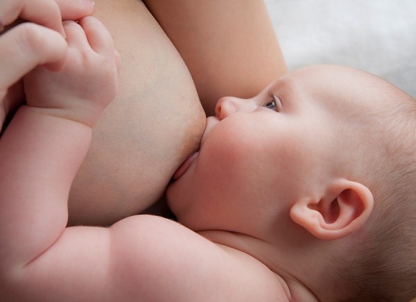 Cho trẻ bú ngay trong vòng 1 giờ đầu sau sinh và bú hoàn toàn sữa mẹ trong vòng 6 tháng đầu (Nguồn internet).