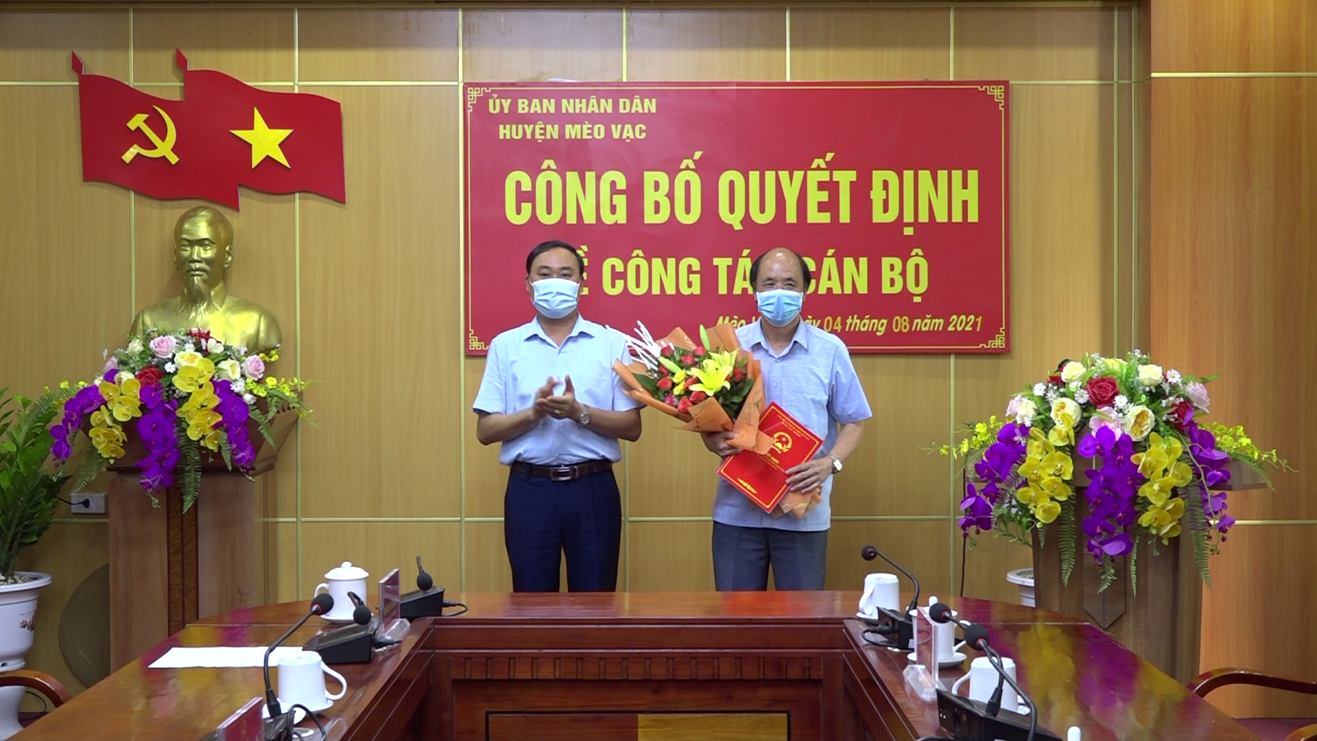 Đồng chí Nguyễn Cao Cường, Phó Bí thư Huyện ủy, Chủ tịch UBND trao quyết định về công tác cán bộ