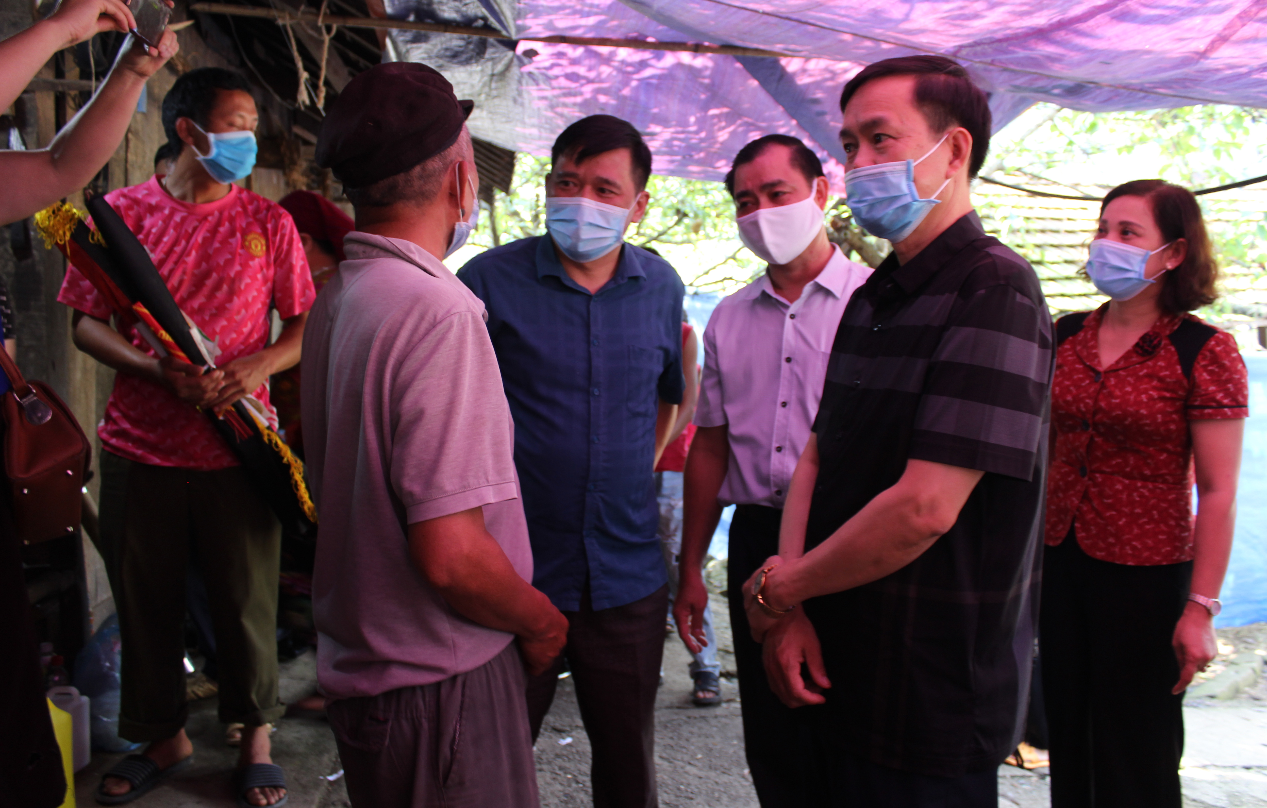Đ/c Nguyễn Đình Dích, PGĐ Sở Y tế động viên, chia buồn cùng gia đình y sĩ Hạng Mí Mua