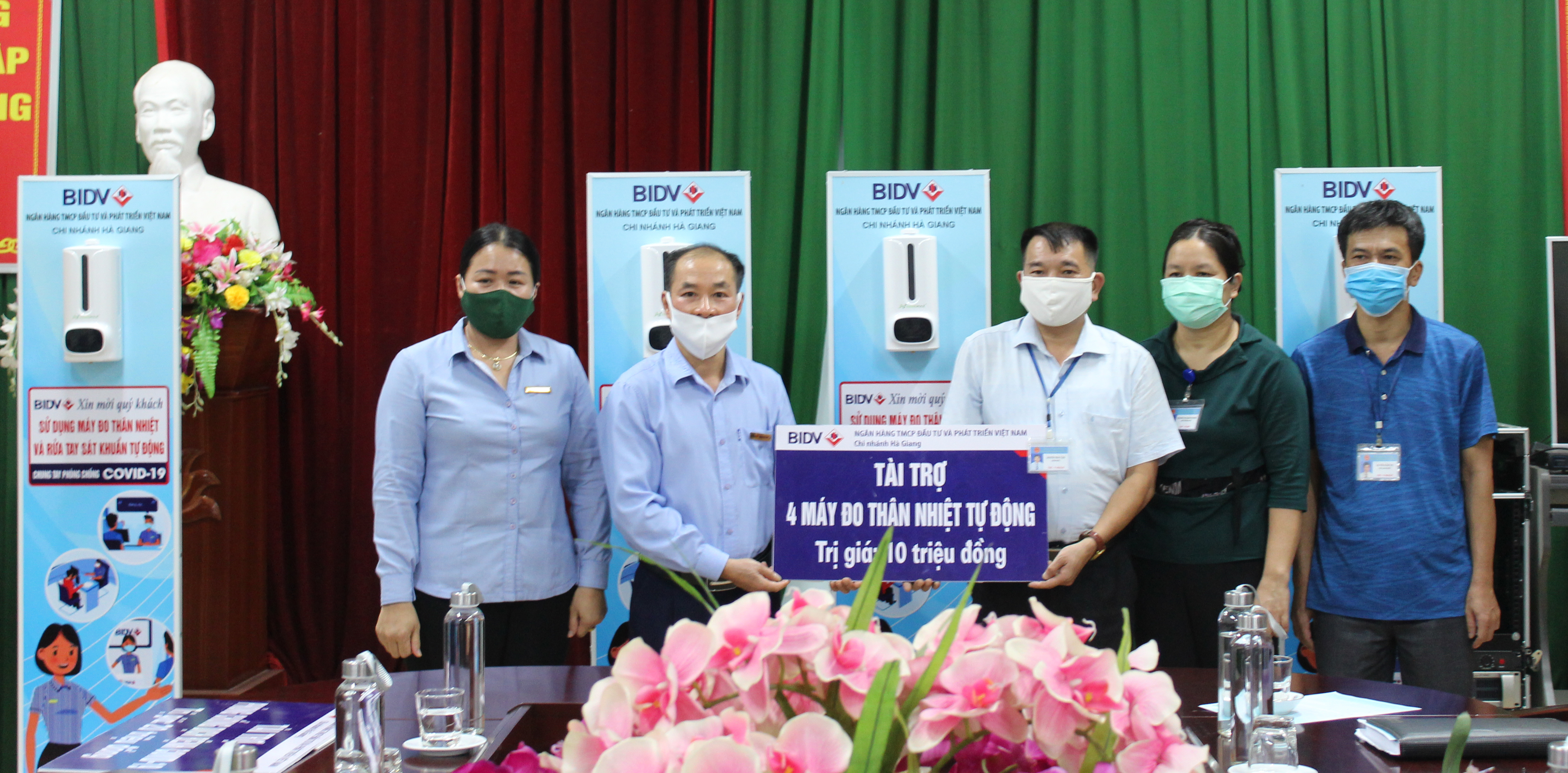 Lãnh đạo Ngân hàng BIDV - Chi nhánh Hà Giang trao tặng máy đo thân nhiệt và sát khuẩn tự động cho Trung tâm Kiểm soát bệnh tật 