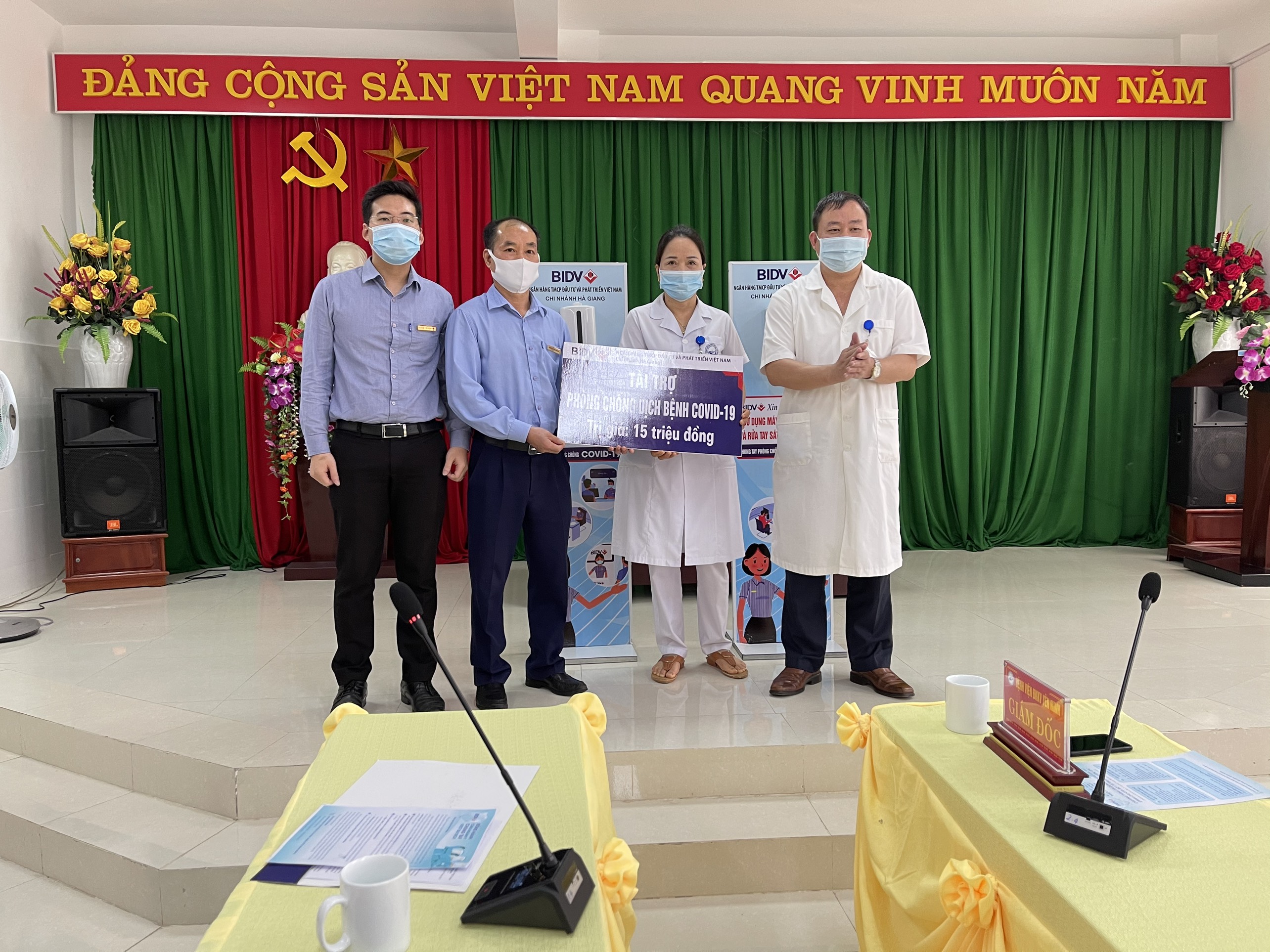 Ngân hàng CPTM Đầu tư và Phát triển Việt Nam chi nhánh Hà Giang (BIDV Hà Giang) ủng hộ BVĐKKV Yên Minh