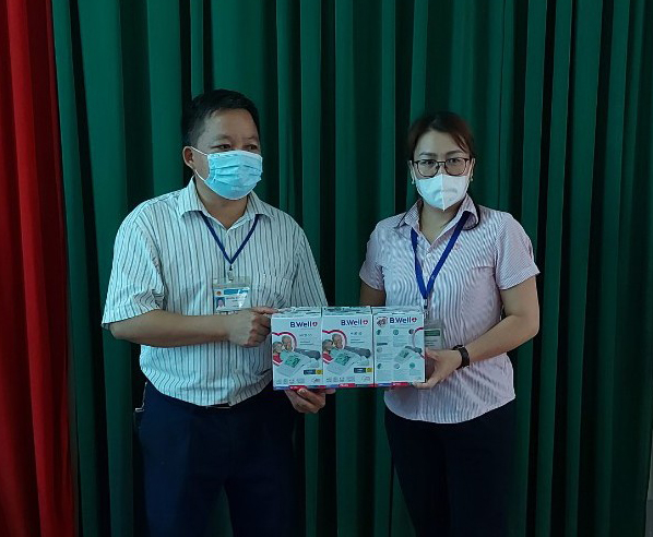 Đại diện Ngân hàng Chính sách Quang Bình tặng thiết bị y tế cho TTYT huyện