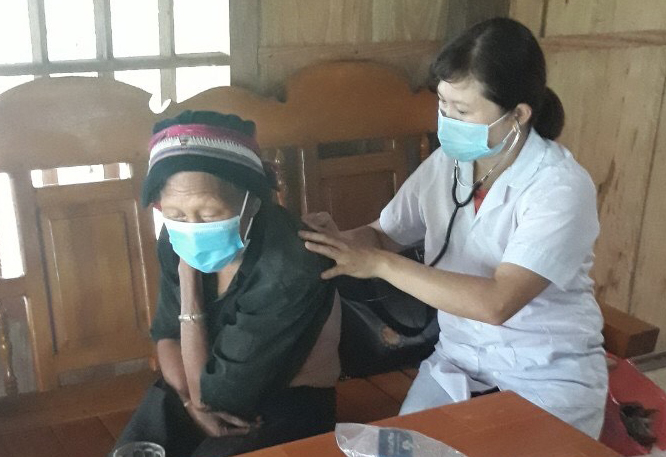 Bác sĩ Trạm Y tế xã Lạc Nông khám sức khỏe cho người cao tuổi tại thôn Bản Noong