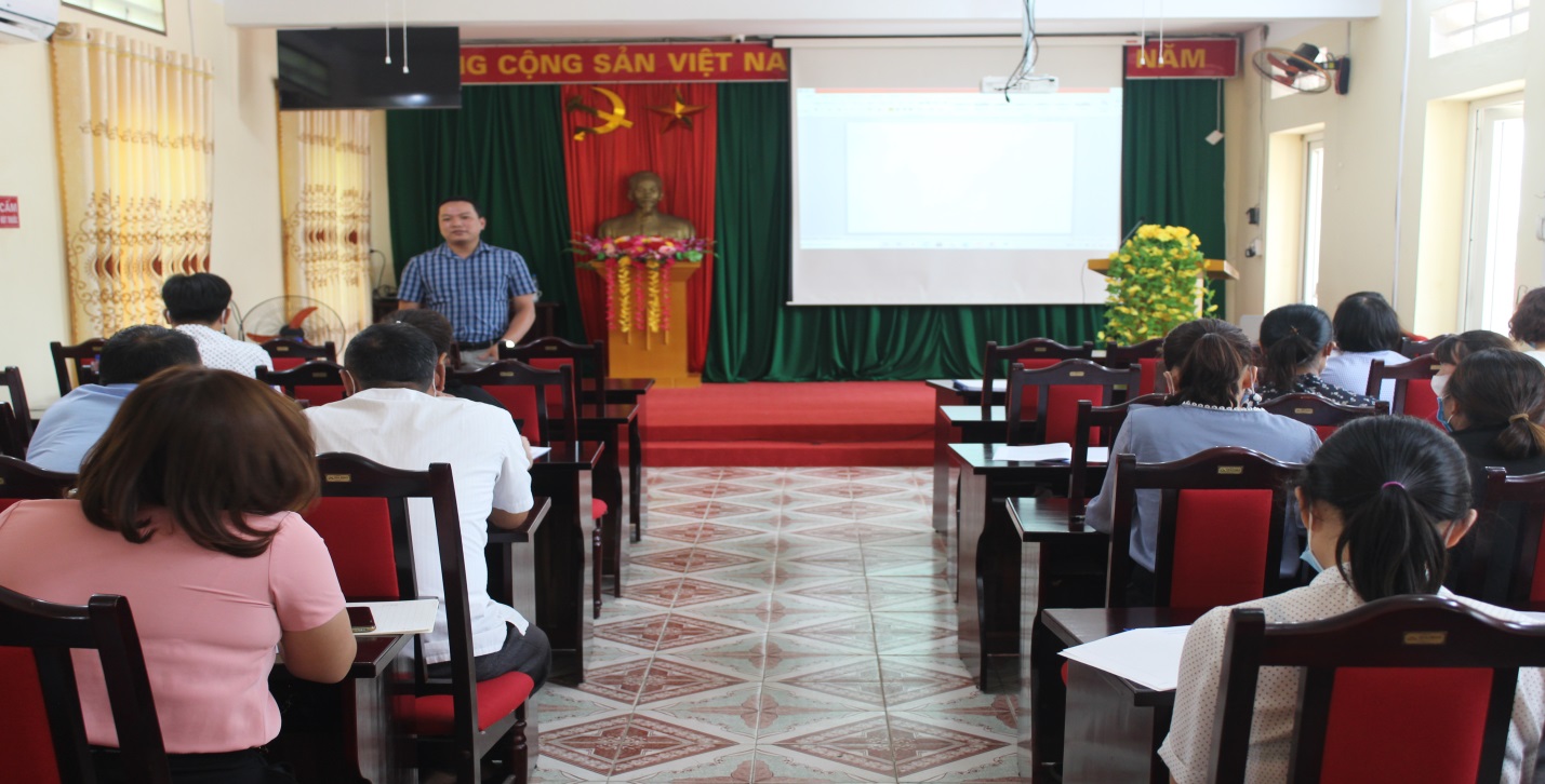 Giảng viên Trung tâm KSBT tỉnh truyền đạt kiến thức tại lớp tập huấn huyện Vị Xuyên