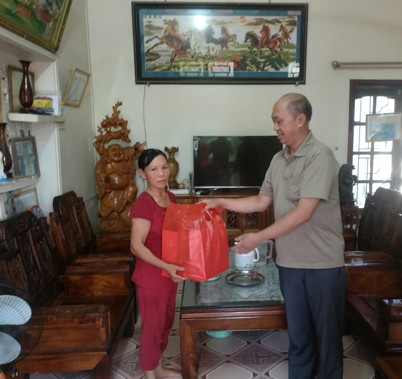 Bs Nguyễn Ngọc Thức, PGĐ bệnh viện thăm và tặng quà gia đình có cán bộ hỗ trợ chống dịch