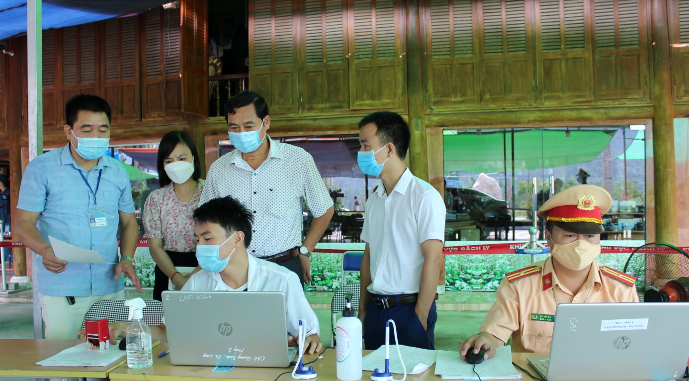 Đồng chí Nguyễn Văn Giao, Quyền Giám đốc Sở Y tế kiểm tra tại Chốt kiểm dịch y tế liên ngành Cầu Trì, huyện Bắc Quang