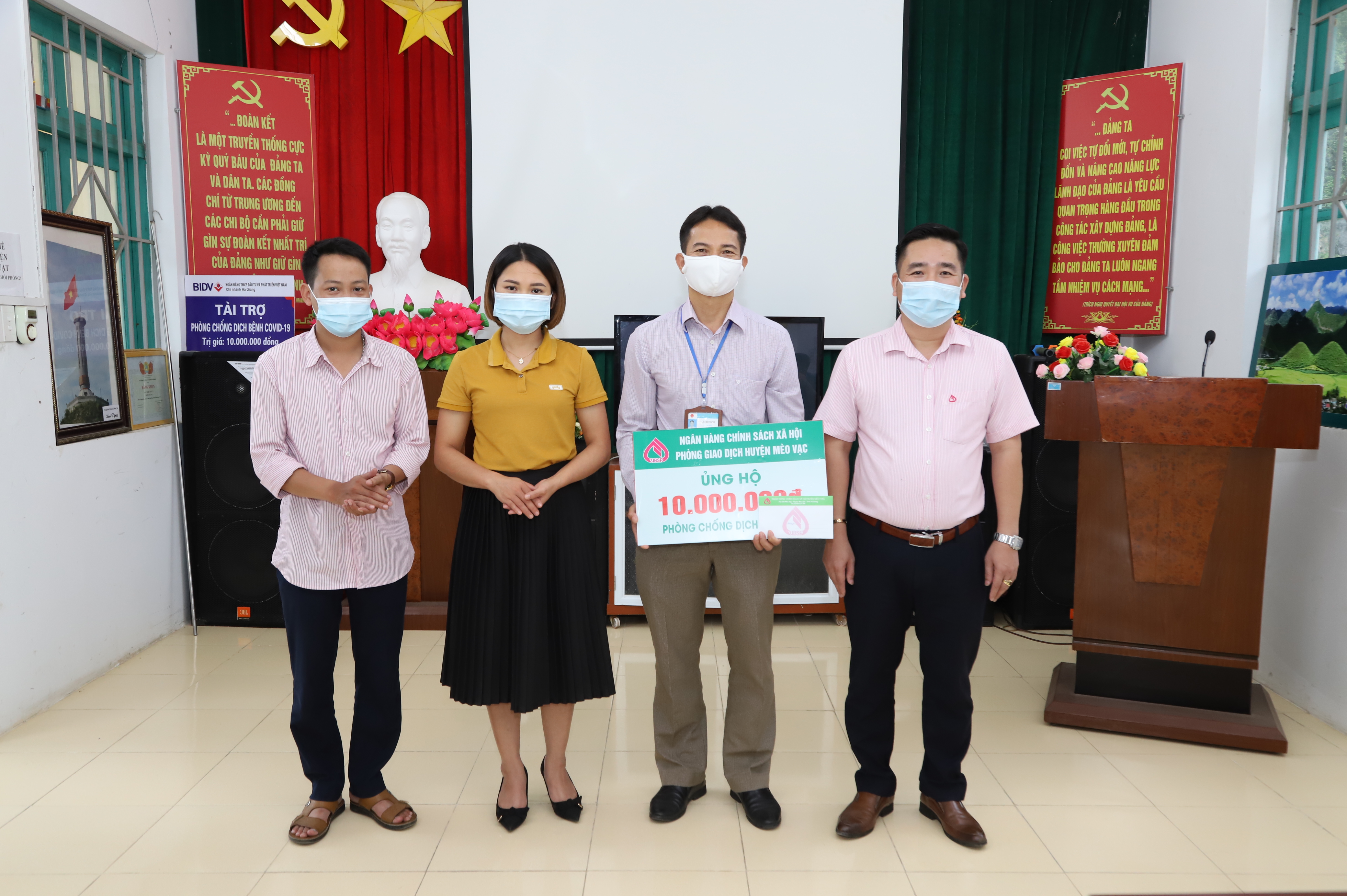 Đại diện Ngân hàng Chính sách xã hội huyện Mèo Vạc trao kinh phí hỗ trợ phòng chống dịch