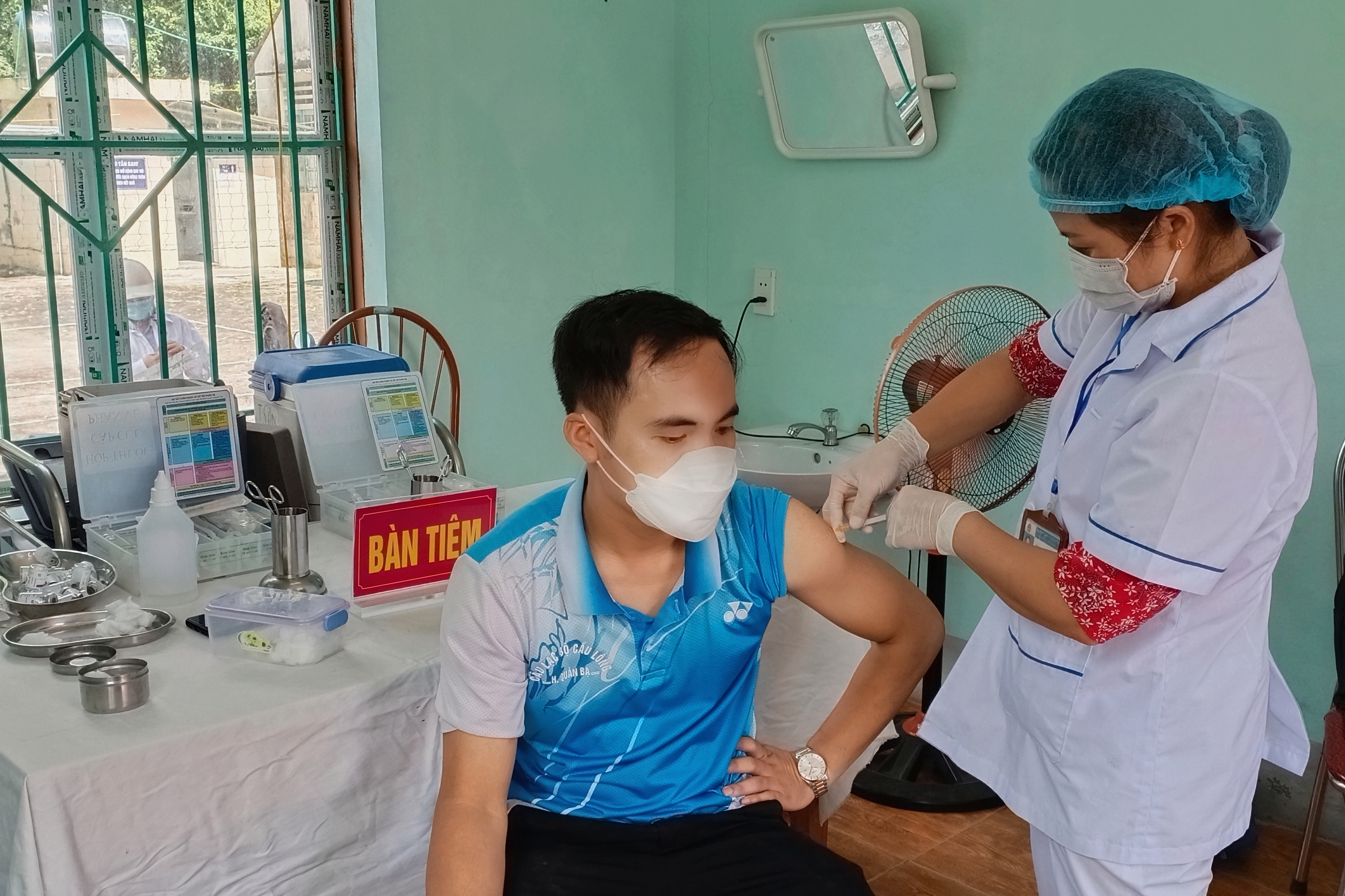 Cán bộ y tế triển khai tiêm phòng vắc xin COVID-19  tại Trạm Y tế thị trấn Tam Sơn
