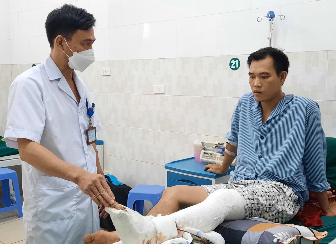 Bệnh nhân đang được thăm khám tại khoa Ngoại - Chấn thương chỉnh hình BVĐK tỉnh sau phẫu thuật nối cẳng chân