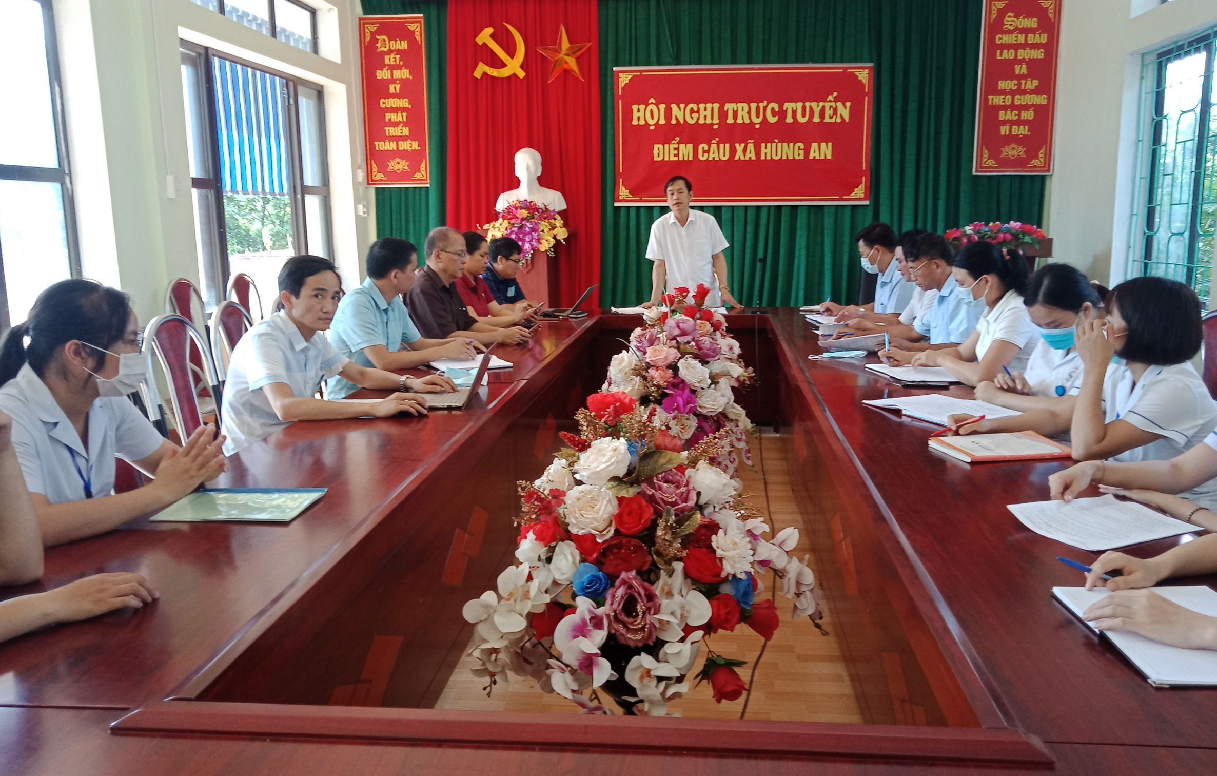 Đồng chí Nguyễn Đình Dích chủ trì phúc tra việc duy trì Bộ Tiêu chí quốc gia về y tế tại xã Hùng An