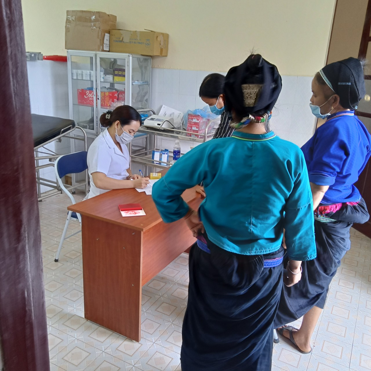 Trung tâm Y tế huyện Xín Mần phối hợp khám, phát thuốc miễn phí cho nhân dân xã Chế Là