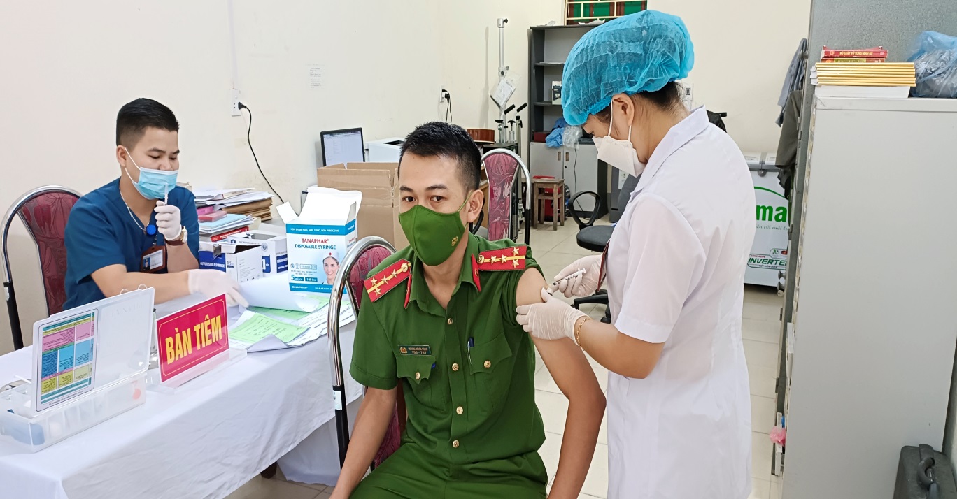 Quản Bạ phối hợp tổ chức tiêm vắc xin phòng COVID-19 cho cán bộ, chiến sĩ Công an trên địa bàn huyện