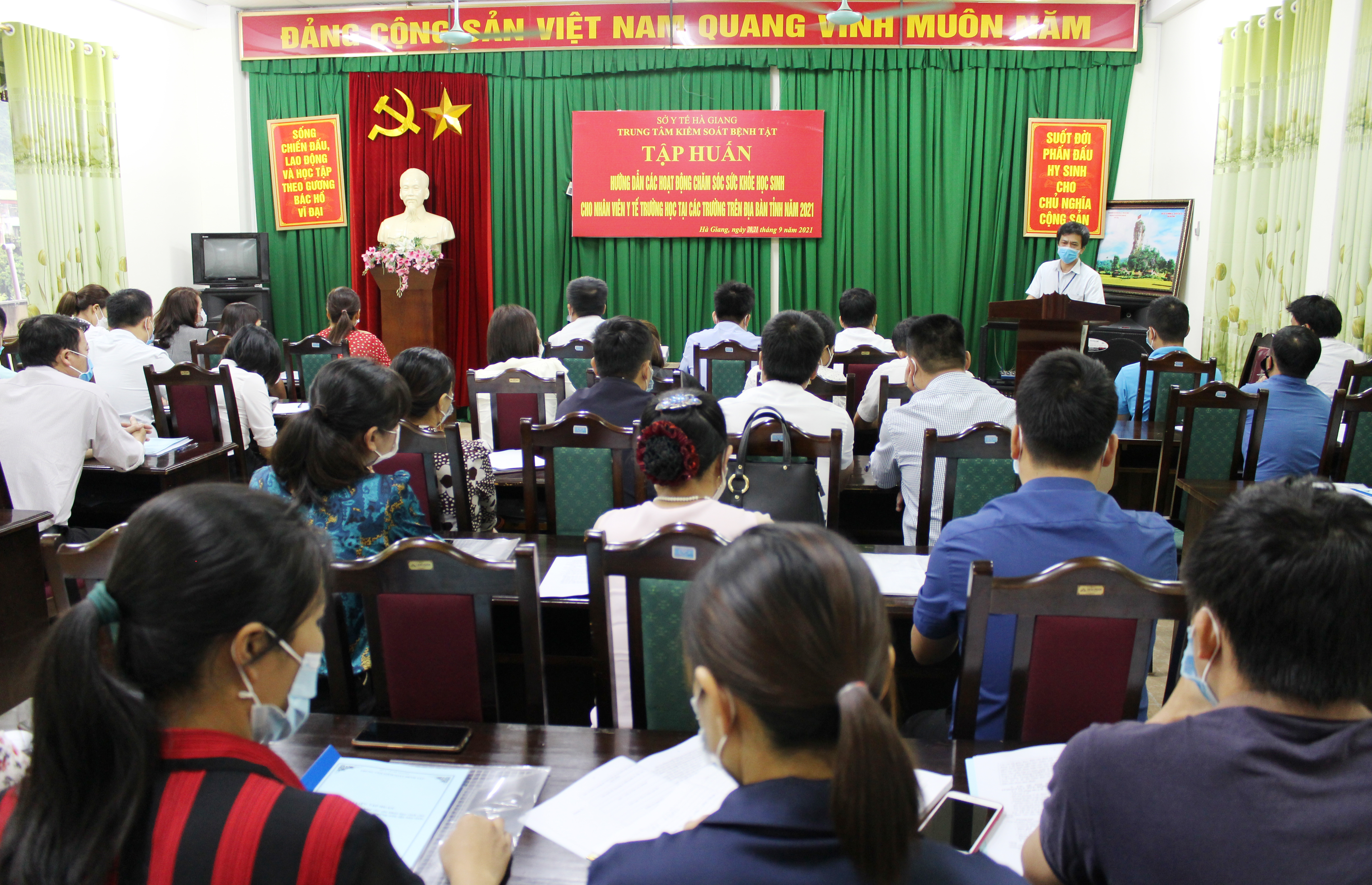 Đ/c Nguyễn Xuân Thu, Phó Giám đốc Trung tâm Kiểm soát bệnh tật khai mạc lớp tập huấn