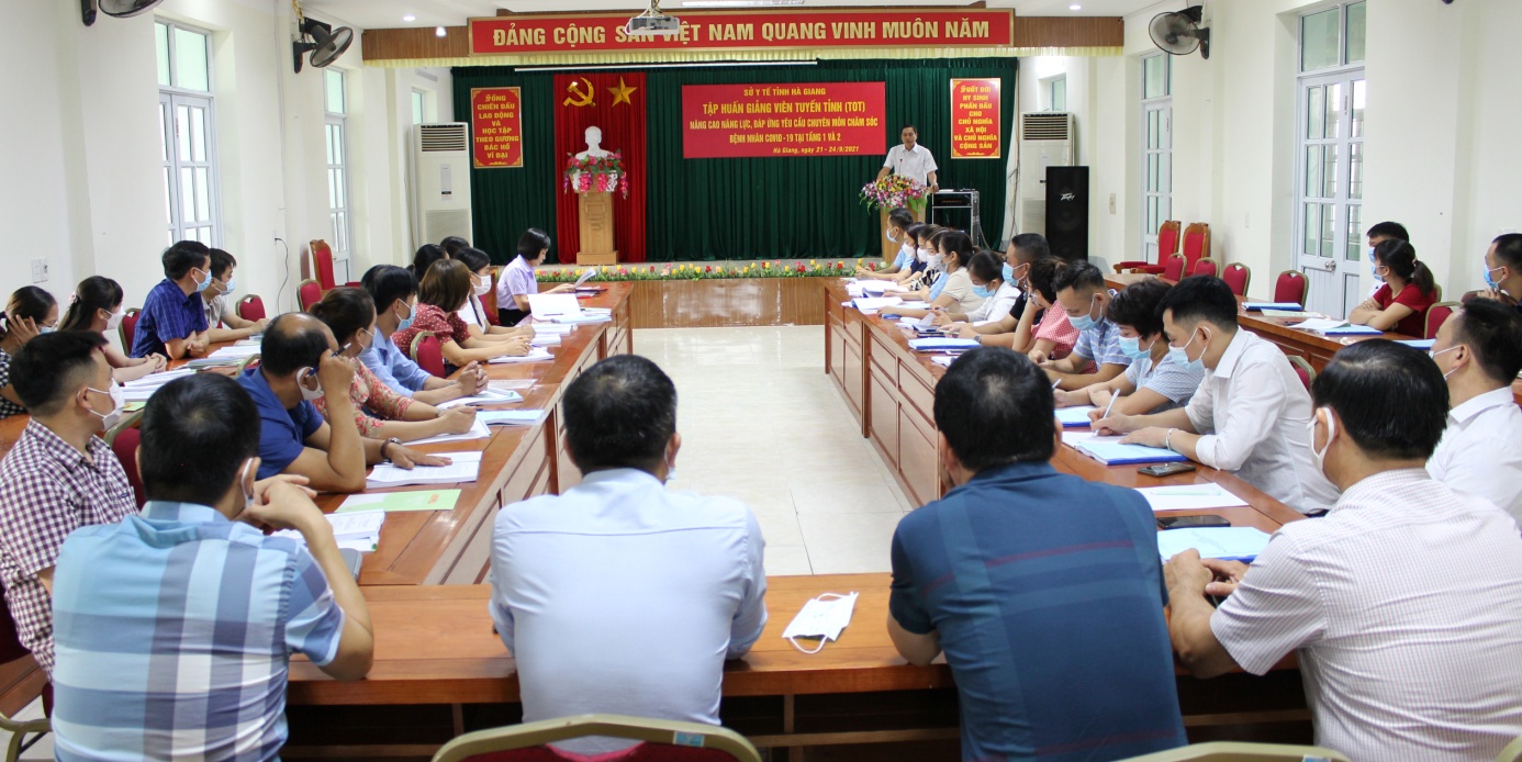 Đồng chí Nguyễn Văn Giao, Quyền Giám đốc Sở Y tế phát biểu khai mạc và chỉ đạo lớp tập huấn 