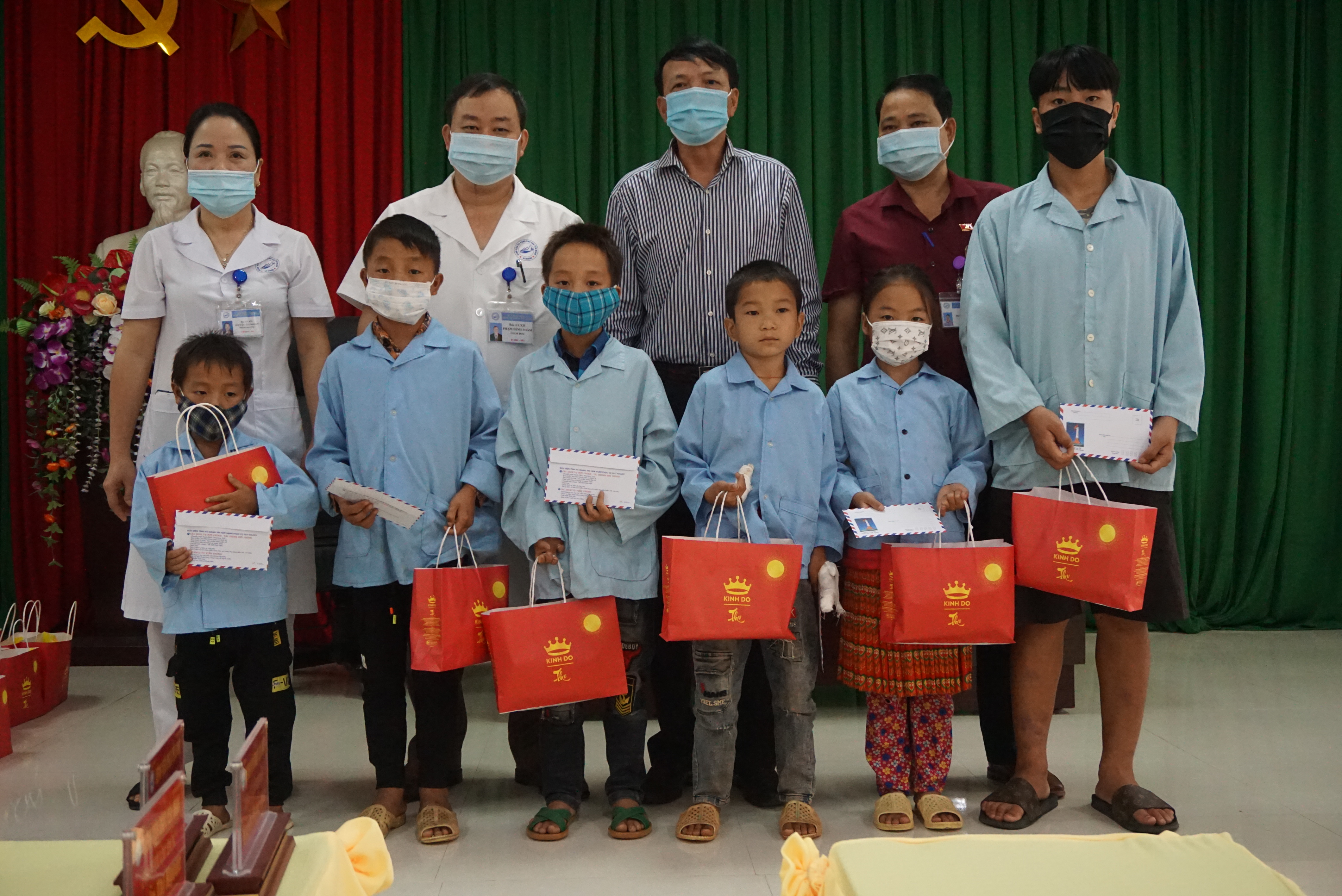 Đ/c Nguyễn Văn Khu PBT Thường trực huyện ủy và BGĐBV tặng quà cho các bệnh nhi tại bệnh viện