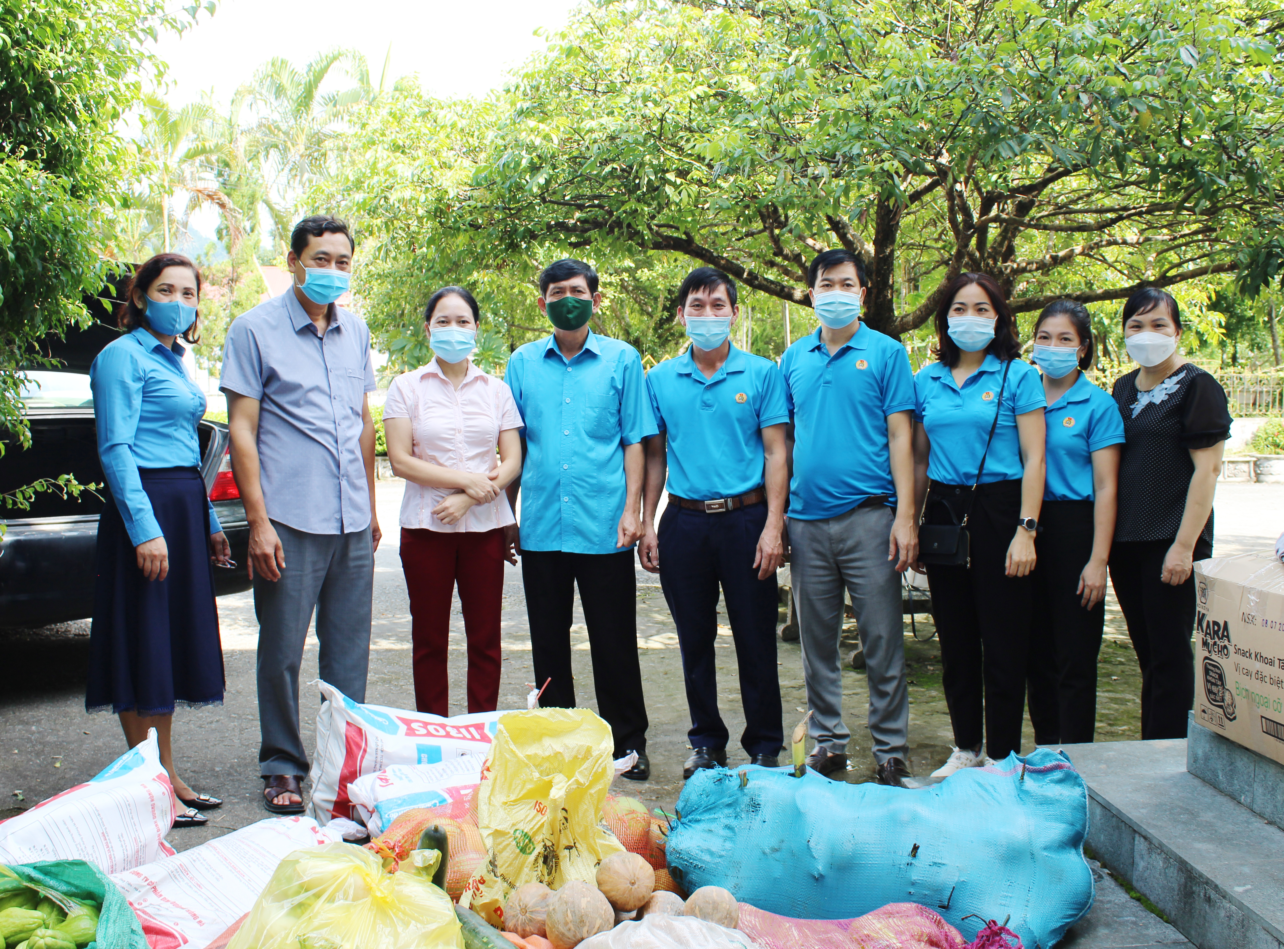 Lãnh đạo Sở Y tế, LĐLĐ tỉnh thăm hỏi động viên và tặng quà cho Đoàn tăng cường hỗ trợ chống dịch tại TP Hồ Chí Minh trở về