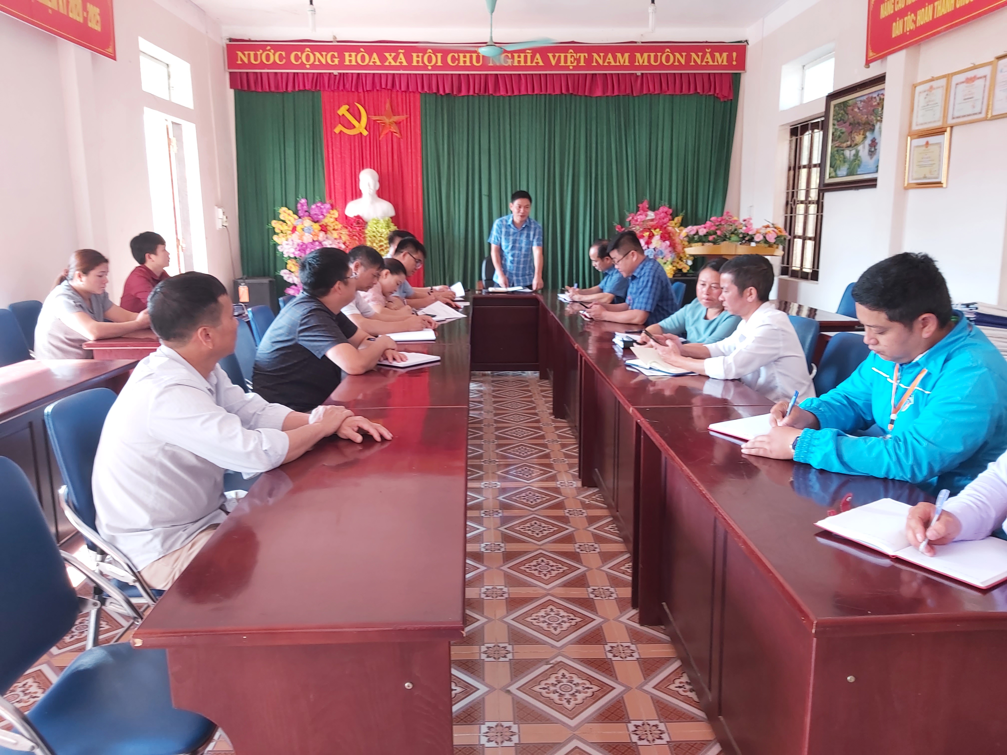 Đồng chí Vũ Hùng Vương, Phó Giám đốc Sở Y tế phát biểu kết luận và chỉ đạo tại xã Lũng cú huyện Đồng Văn 