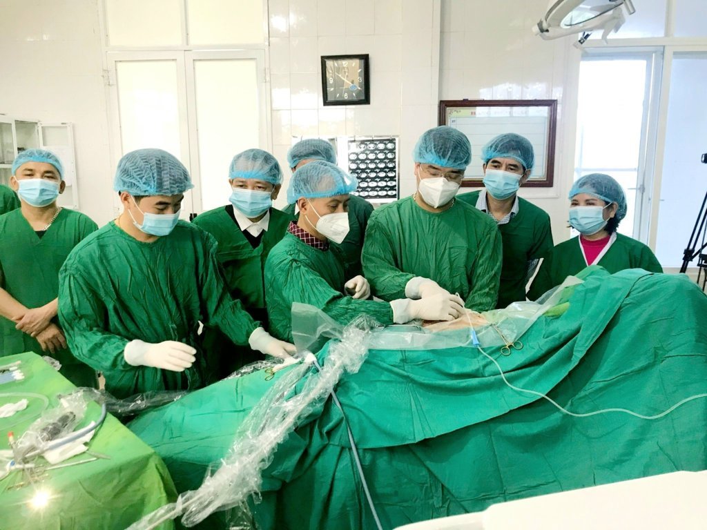 Phẫu thuật tán sỏi nội soi dưới sự hỗ trợ chuyên môn của kíp bác sỹ BVĐK tỉnh Hà Giang