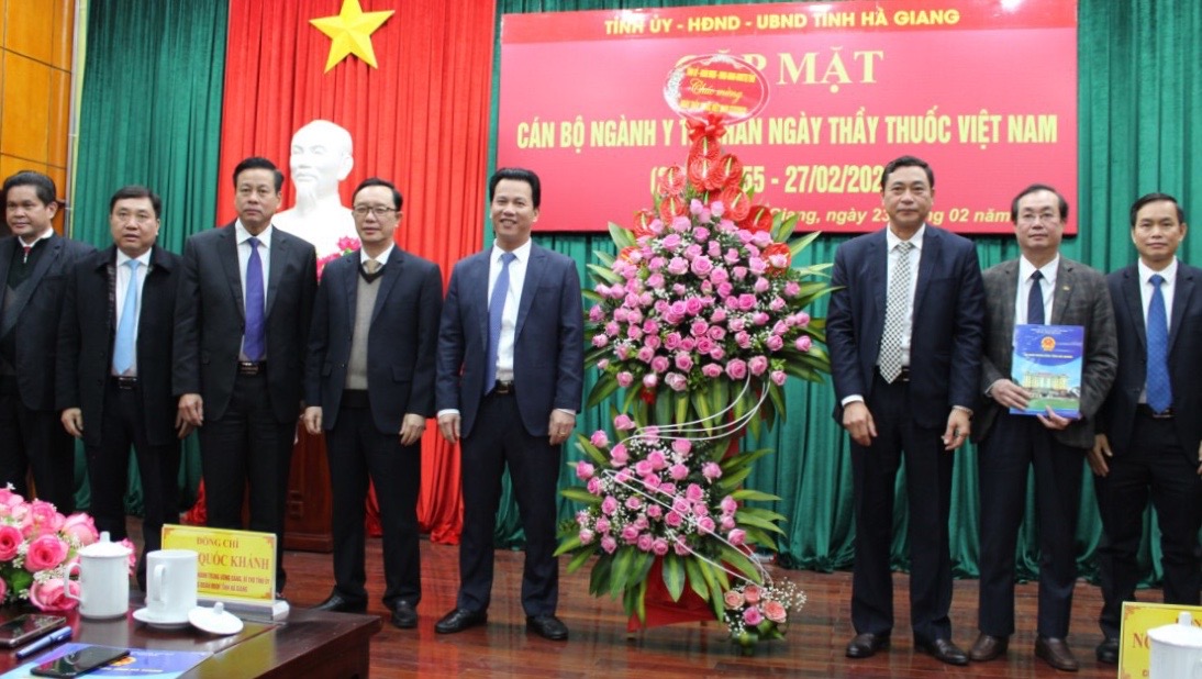 Các đồng chí lãnh đạo tỉnh tặng hoa chúc mừng Ngành Y tế Hà Giang nhân ngày Thầy thuốc Việt Nam 27.2.2022