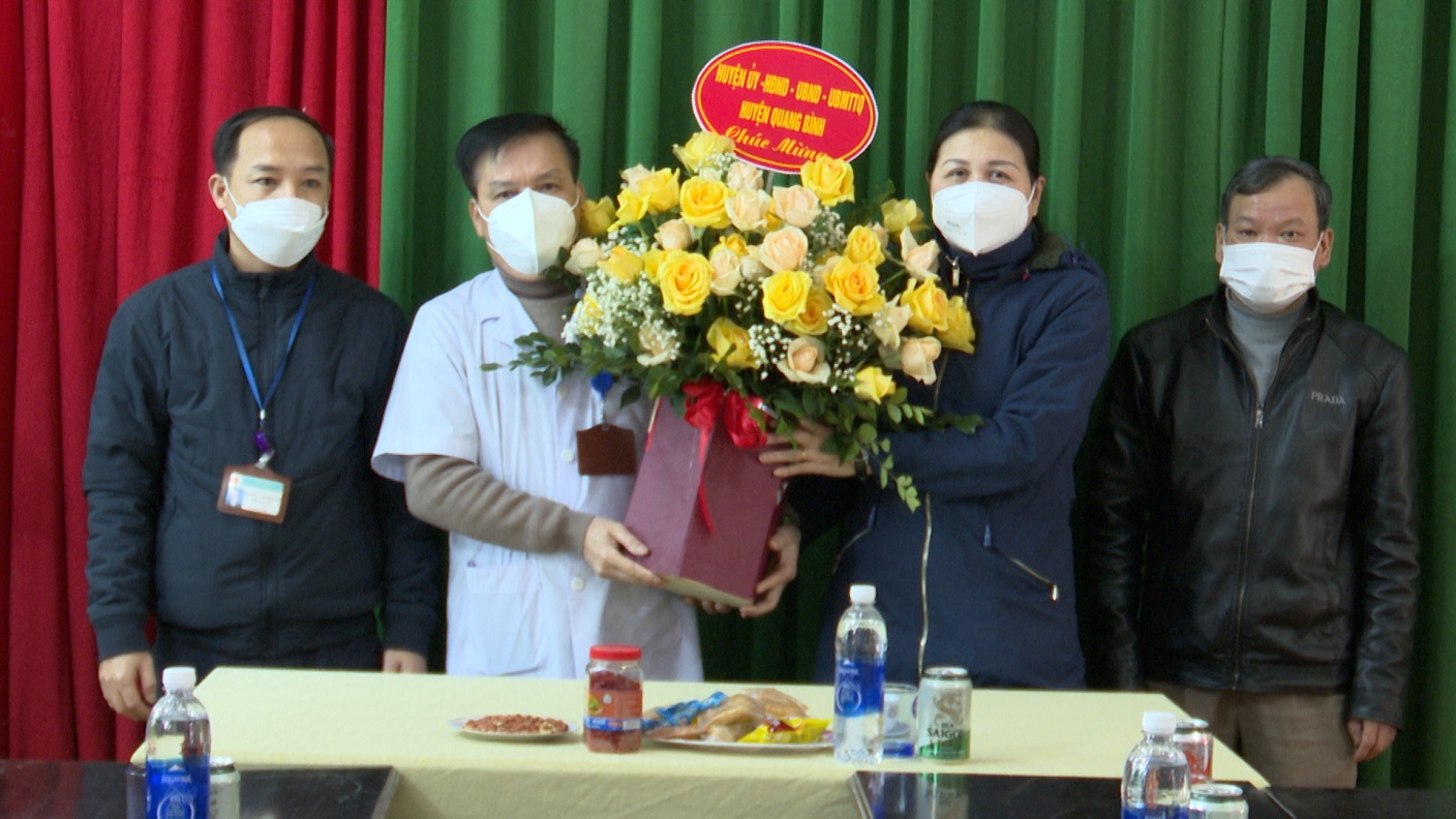 Lãnh đạo UBND Quang Bình thăm, chúc mừng ngành Y tế huyện nhân ngày Thầy thuốc Việt Nam 27.02