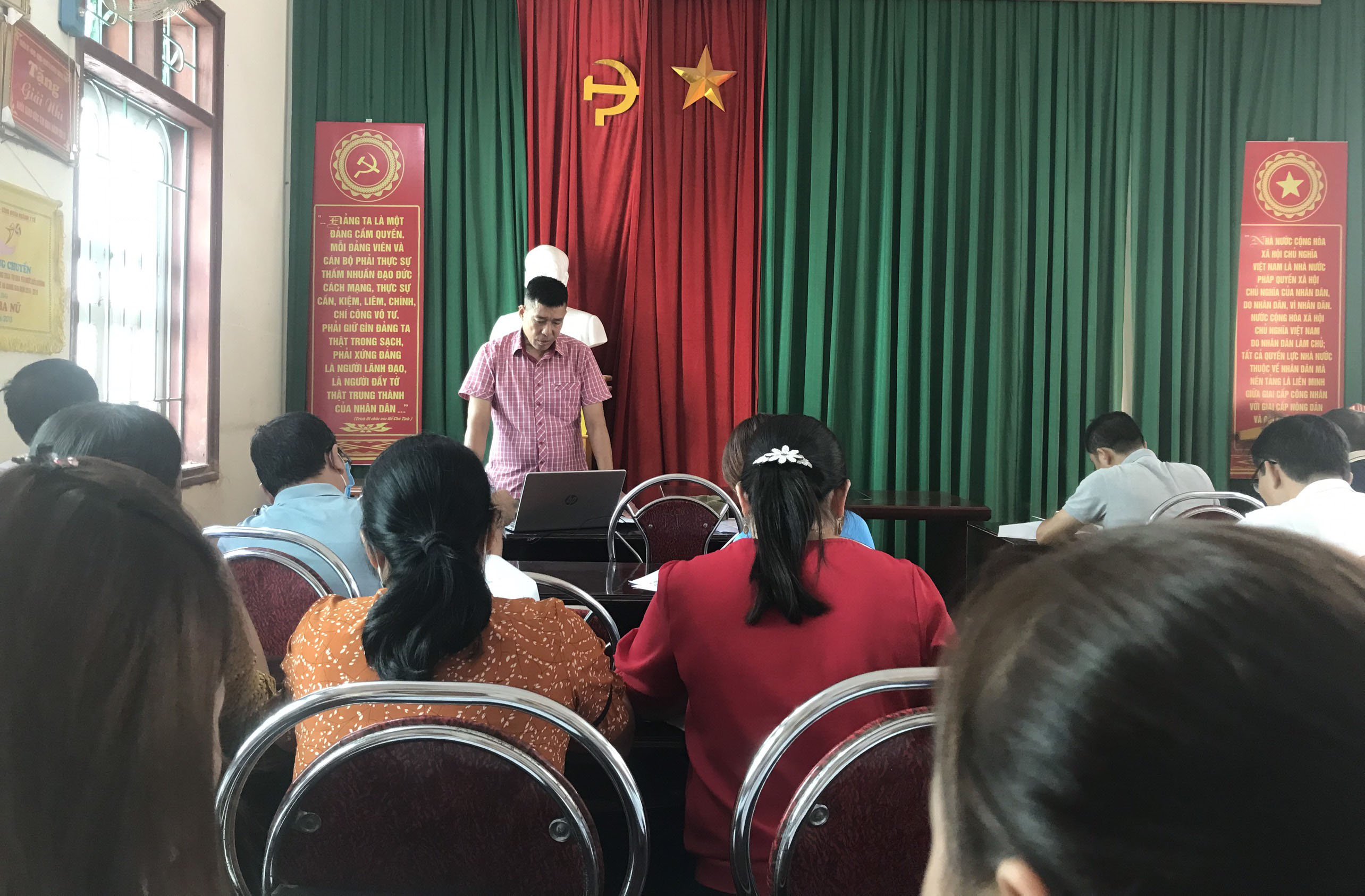 Đ/c Nguyễn Văn Từ, Phó Giám đốc Trung tâm Y tế phát biểu chỉ đạo và khai mạc lớp tập huấn