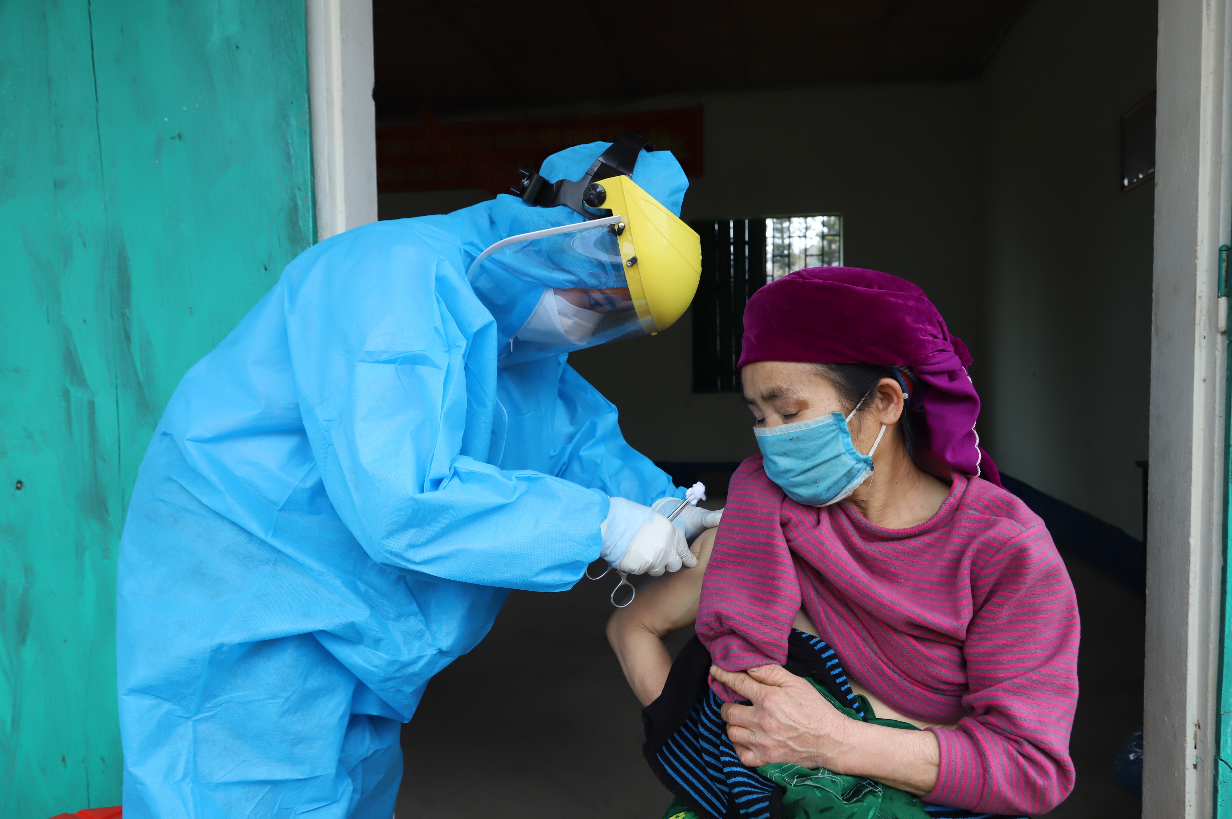 Tiêm vắc xin phòng Covid-19 cho người dân thôn Cho Do, xã Cán Chu Phìn