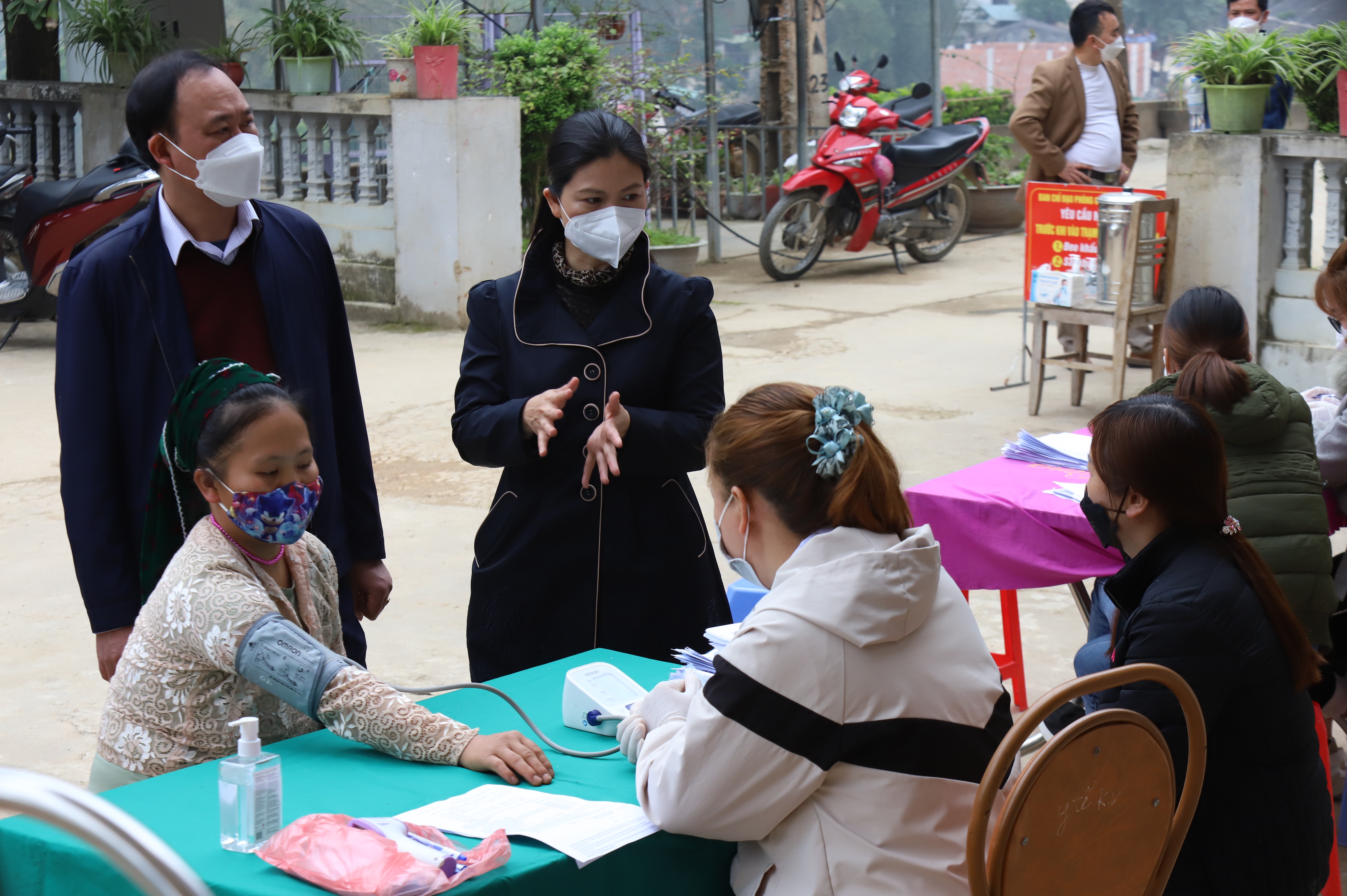 Các đồng chí lãnh đạo huyện kiểm tra công tác tiêm vắc xin phòng Covid-19 tại xã Khâu Vai và Cán Chu Phìn