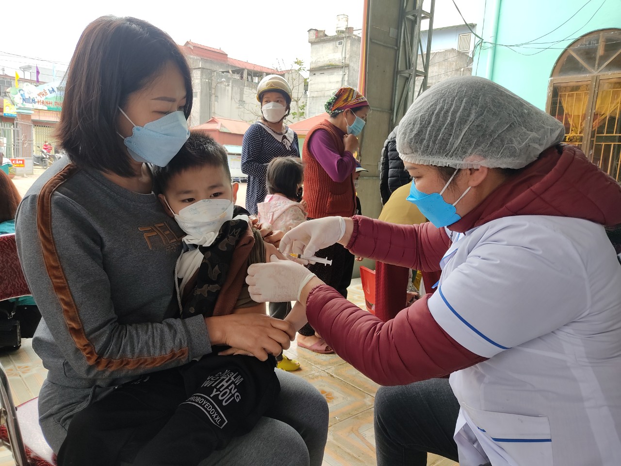 Cán bộ Trạm Y tế thị trấn Tam Sơn triển khai tiêm bổ sung vắc xin sởi-rubella cho trẻ 1-5 tuổi tại trường Mầm non thị trấn