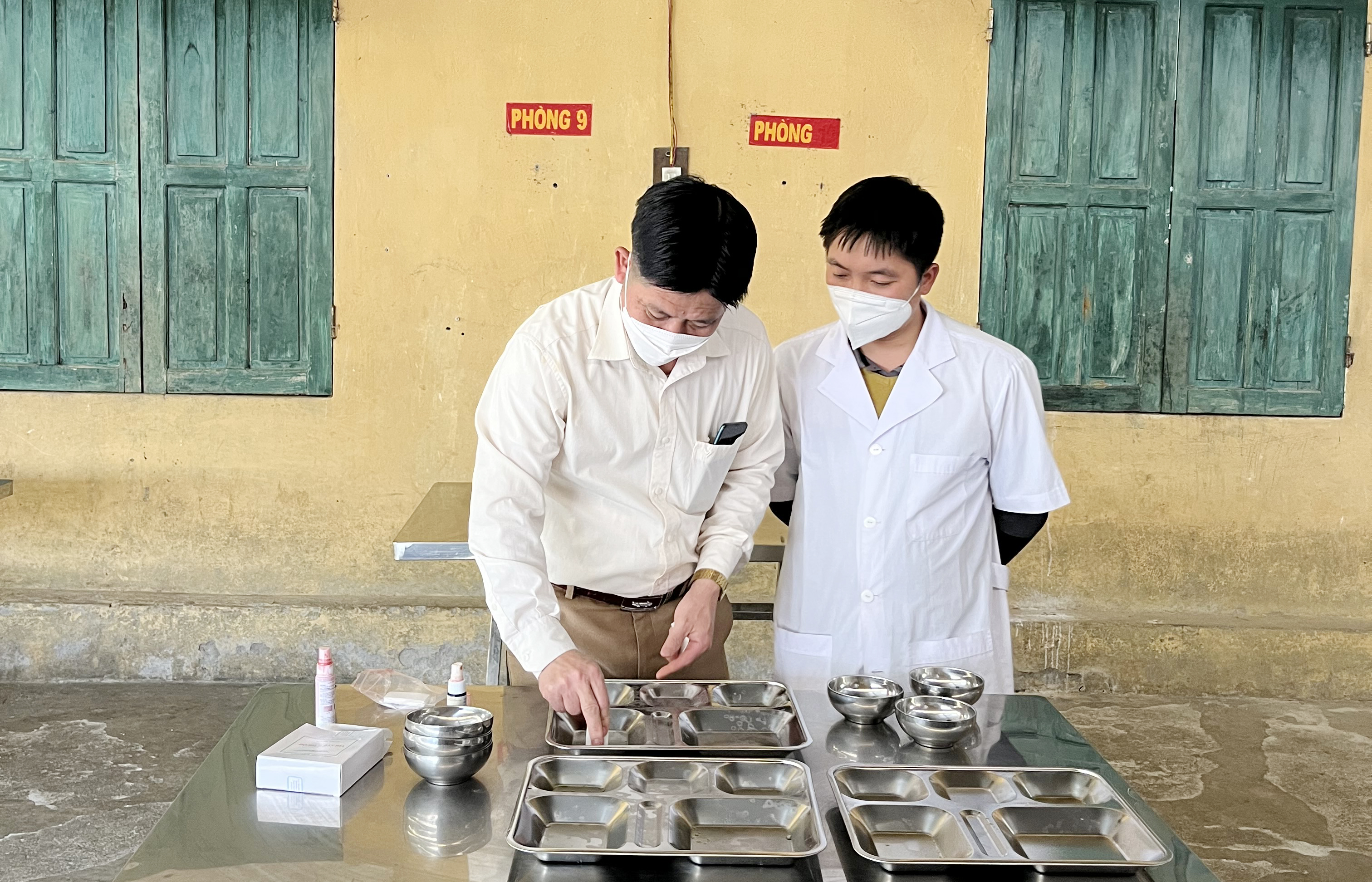 Test nhân độ sạch bát đĩa tại trường PTDTBT – THCS xã Giáp Trung