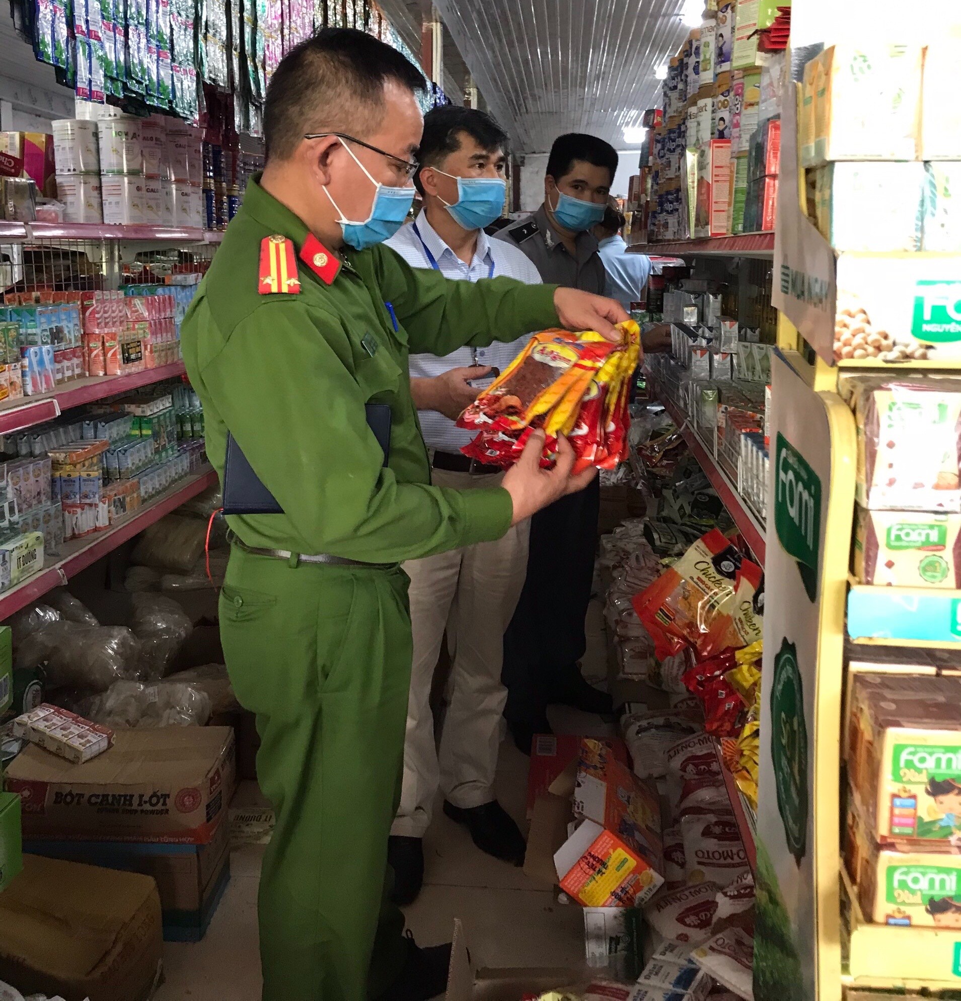 Đoàn kiểm tra liên ngành tiến hành kiểm tra tại cửa hàng tạp hóa thị trấn Yên Bình, Quang Bình