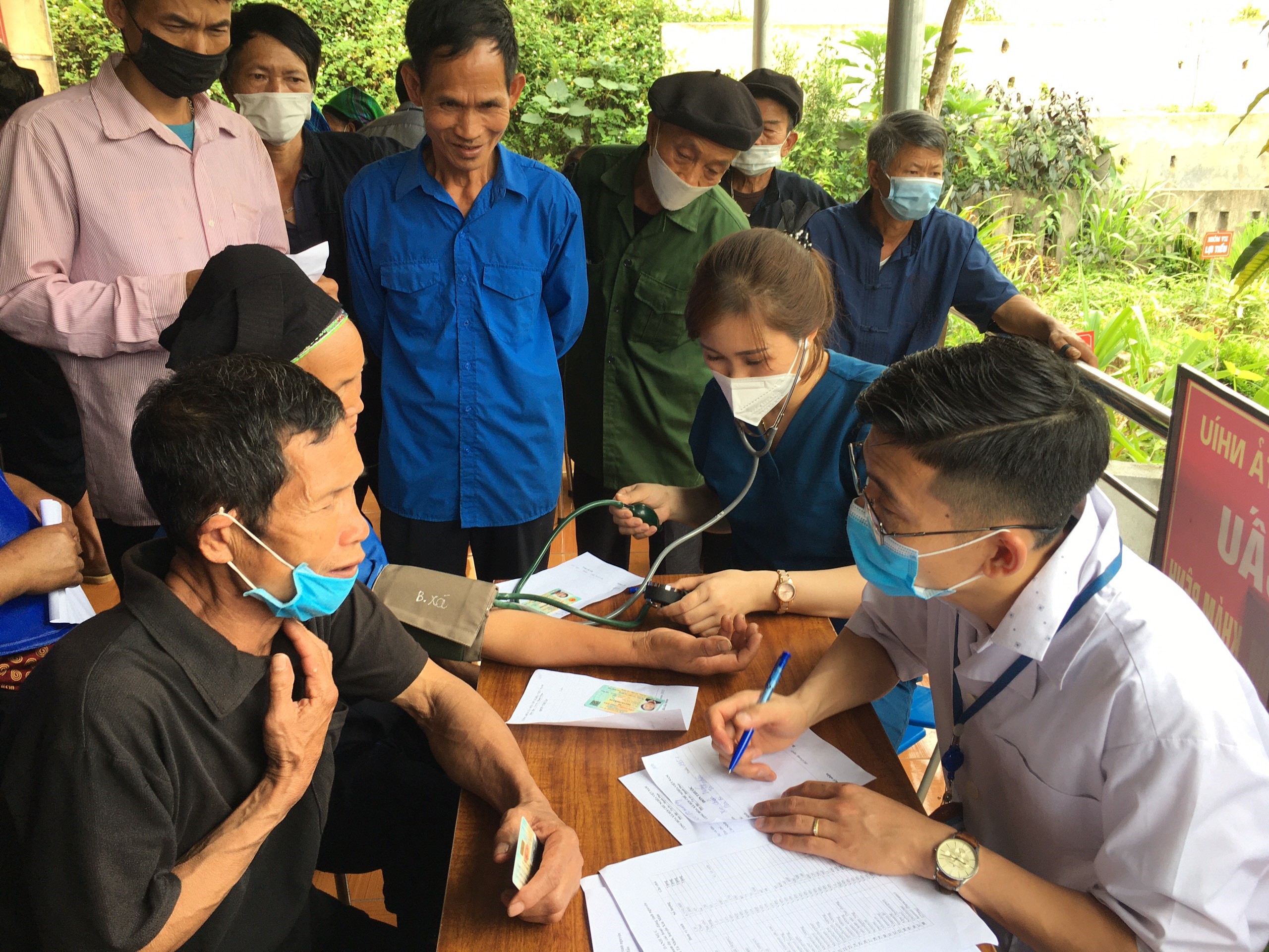 Hoạt động tình nguyện khám chữa bệnh, cấp phát thuốc miễn phí cho người dân xã Tả Nhìu, huyện Xín Mần