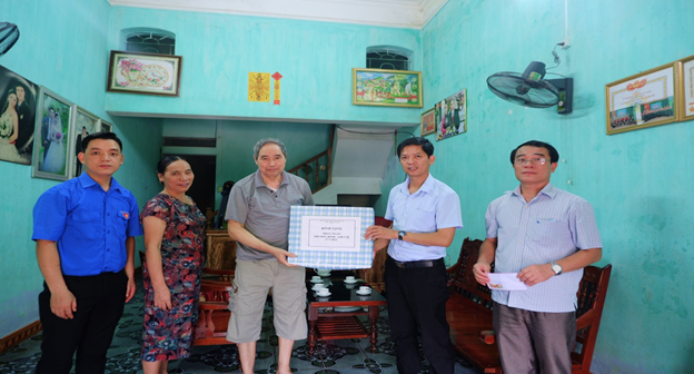 Ban Giám đốc cùng các đoàn thể của Bệnh viện ĐKKV Bắc Quang thăm hỏi gia đình chính sách nhân ngày 27/7/2022